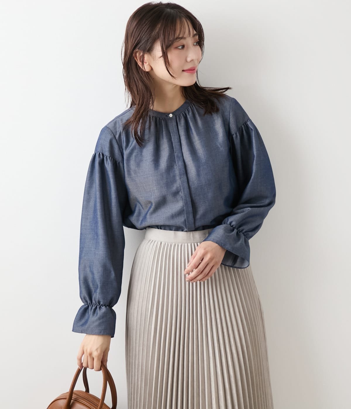 【ニューヨーカー/NEWYORKER】のダンガリーツイル ギャザーフリルブラウス インテリア・キッズ・メンズ・レディースファッション・服の通販 founy(ファニー) 　ファッション　Fashion　レディースファッション　Fashion for Women　トップス・カットソー　Cut & Sew Tops　シャツ・ブラウス・オフィスカジュアル　Elegant Blouses & Button-Ups　エレガント 上品　Elegant　ギャザー　Gathered, Ruffled　シンプル　Simple, Minimal　スタンド　Stand Collar, Upright Stand　タンブラー　Tumbler, Travel Mug　ダンガリー　Dungaree, Chambray　長袖　Long Sleeve, Full Sleeve　フリル　Frill, Ruffle　フロント　Front, Front Design　ボトム　Bottoms, Lower Wear　ロング　Long, Long-Length　A/W・秋冬　Autumn/Winter　ブルー|ID: prp329100004836117 ipo3291000000035226732