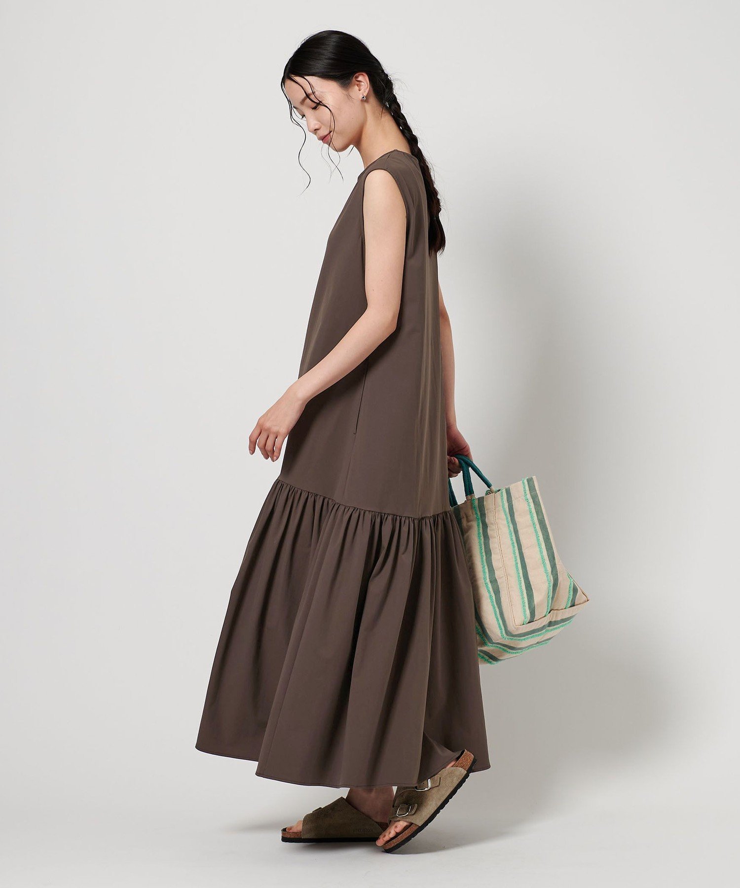 【ユナイテッドアローズ/UNITED ARROWS】のギャザーフレア ノースリーブ ワンピース -UVカット/撥水加工/接触冷感- インテリア・キッズ・メンズ・レディースファッション・服の通販 founy(ファニー) 　ファッション　Fashion　レディースファッション　Fashion for Women　ワンピース　Dresses　ギャザー　Gathered, Ruffled　サンダル　Sandals, Summer Shoes　スニーカー　Sneakers, Trainers　ノースリーブ　Sleeveless, No-Sleeve　フェミニン　Feminine, Girly　フラット　Flat, Flat Shoes　フレア　Flare, Flared　ミックス　Mix, Mixed Style　アウトレット　Outlet / Clearance　おすすめ　Recommended / Our Picks　夏　Summer　エレガント 上品　Elegant　DK.BROWN|ID: prp329100004836149 ipo3291000000035226970