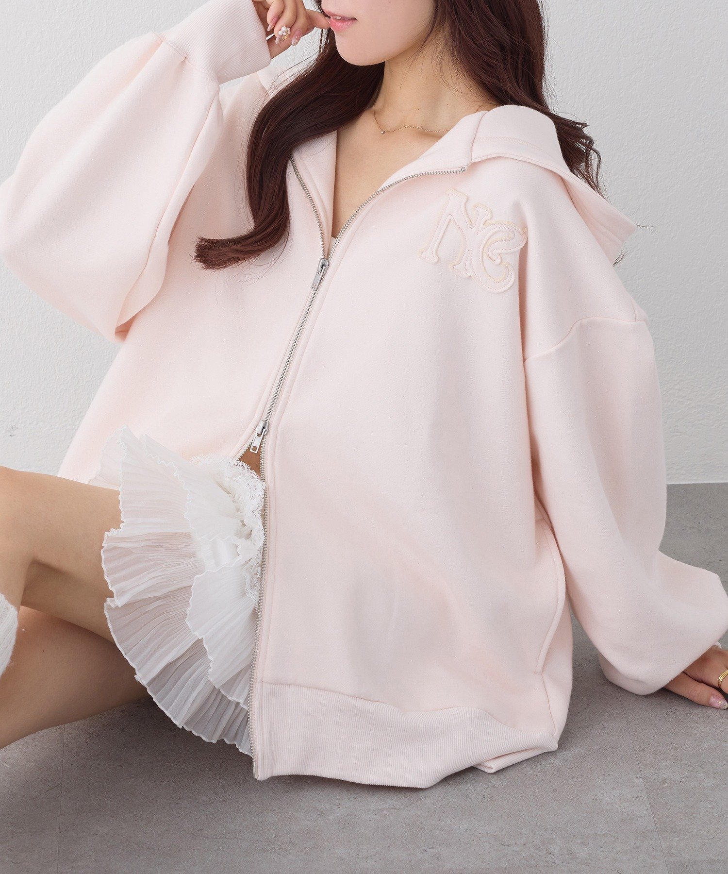 【ナイスクラップ/NICE CLAUP】のロゴグリッターパーカー インテリア・キッズ・メンズ・レディースファッション・服の通販 founy(ファニー) 　ファッション　Fashion　レディースファッション　Fashion for Women　トップス・カットソー　Cut & Sew Tops　レディースパーカー・カジュアルフーディー　Casual Hoodies & Sweatshirts　2025年　2025　2025-2026秋冬・A/W　Autumn/Winter 2025–26 AW25–26　冬　Winter / This Winter　おすすめ　Recommended / Our Picks　ガーリー　Girly, Feminine Style　ショート　Short, Short Length　スウェット / スエット　Sweatshirt, Sweatwear　デニム　Denim, Jeans Material　トレンド　Trend, Trending Now　バランス　Balance, Style Balance　プリーツ　Pleats, Pleated　ミドル　Middle Length, Mid Height　ロング　Long, Long-Length　ピンク|ID: prp329100004836249 ipo3291000000035227746