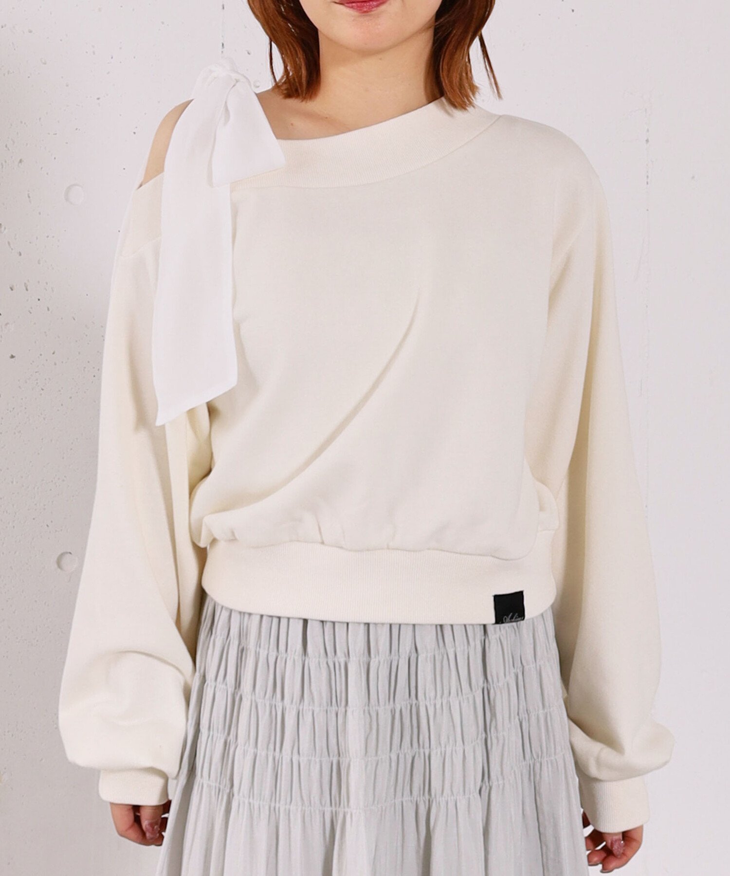 【アルシーヴ/archives】のシフォンリボンワンショルスウェット インテリア・キッズ・メンズ・レディースファッション・服の通販 founy(ファニー) 　ファッション　Fashion　レディースファッション　Fashion for Women　トップス・カットソー　Cut & Sew Tops　レディースパーカー・カジュアルフーディー　Casual Hoodies & Sweatshirts　スウェット・クルーネックトップス　Sweatshirts & Crewnecks / Relaxed Fit Sweat Tops　シフォン　Chiffon, Lightweight Fabric　スウェット / スエット　Sweatshirt, Sweatwear　スラックス　Slacks, Dress Pants　チェック　Check, Plaid, Tartan　ティアードスカート　Tiered Skirt, Flounced Skirt　デニム　Denim, Jeans Material　トレンド　Trend, Trending Now　リボン　Ribbon, Bow　ワイド　Wide, Wide Fit　ワンショル　One Shoulder, Asymmetrical　春　Spring　IVORY|ID: prp329100004836583 ipo3291000000035232420