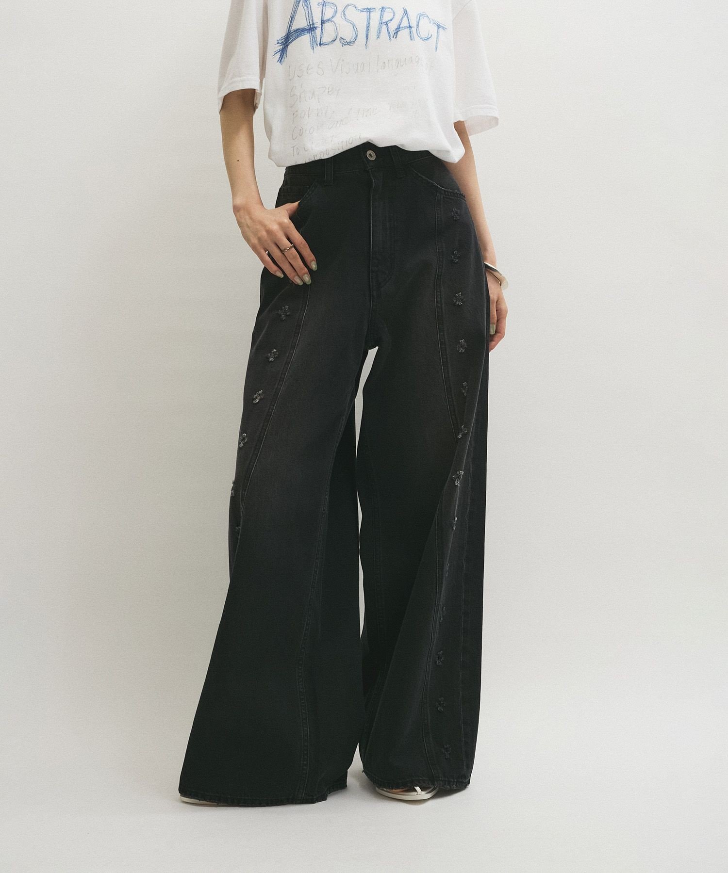 【アダム エ ロペ/ADAM ET ROPE'】のイノセンスフラワーデニム インテリア・キッズ・メンズ・レディースファッション・服の通販 founy(ファニー) 　ファッション　Fashion　レディースファッション　Fashion for Women　2025年　2025　2025春夏・S/S　Spring/Summer 2025 SS25　おすすめ　Recommended / Our Picks　インディゴ　Indigo Denim　カーディガン　Cardigan, Knitwear　クラッシュ　Distressed, Crashed Style　コンパクト　Compact, Small Size　シンプル　Simple, Minimal　ダメージ　Distressed, Destroyed　デニム　Denim, Jeans Material　トレンド　Trend, Trending Now　フラワー　Flower, Floral　ポケット　Pocket, Pocket Detail　モチーフ　Motif, Design Theme　ワイド　Wide, Wide Fit　夏　Summer　春　Spring　S/S・春夏　SS, Spring/Summer, Warm Season　ブラック系(02)|ID: prp329100004836715 ipo3291000000035234435