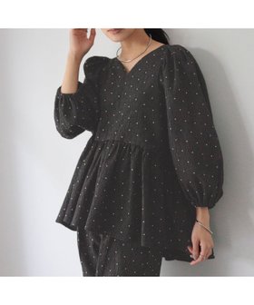 【ローリーズファーム/LOWRYS FARM】のdaymeジャガードブラウス 人気、トレンドファッション・服の通販 founy(ファニー) ファッション Fashion レディースファッション Fashion for Women トップス・カットソー Cut & Sew Tops シャツ・ブラウス・オフィスカジュアル Elegant Blouses & Button-Ups エレガント 上品 Elegant スリーブ Sleeve, Long Sleeve / Short Sleeve ドット Polka Dot, Dot Pattern パール Pearl, Pearl Accent |ID:prp329100004836941