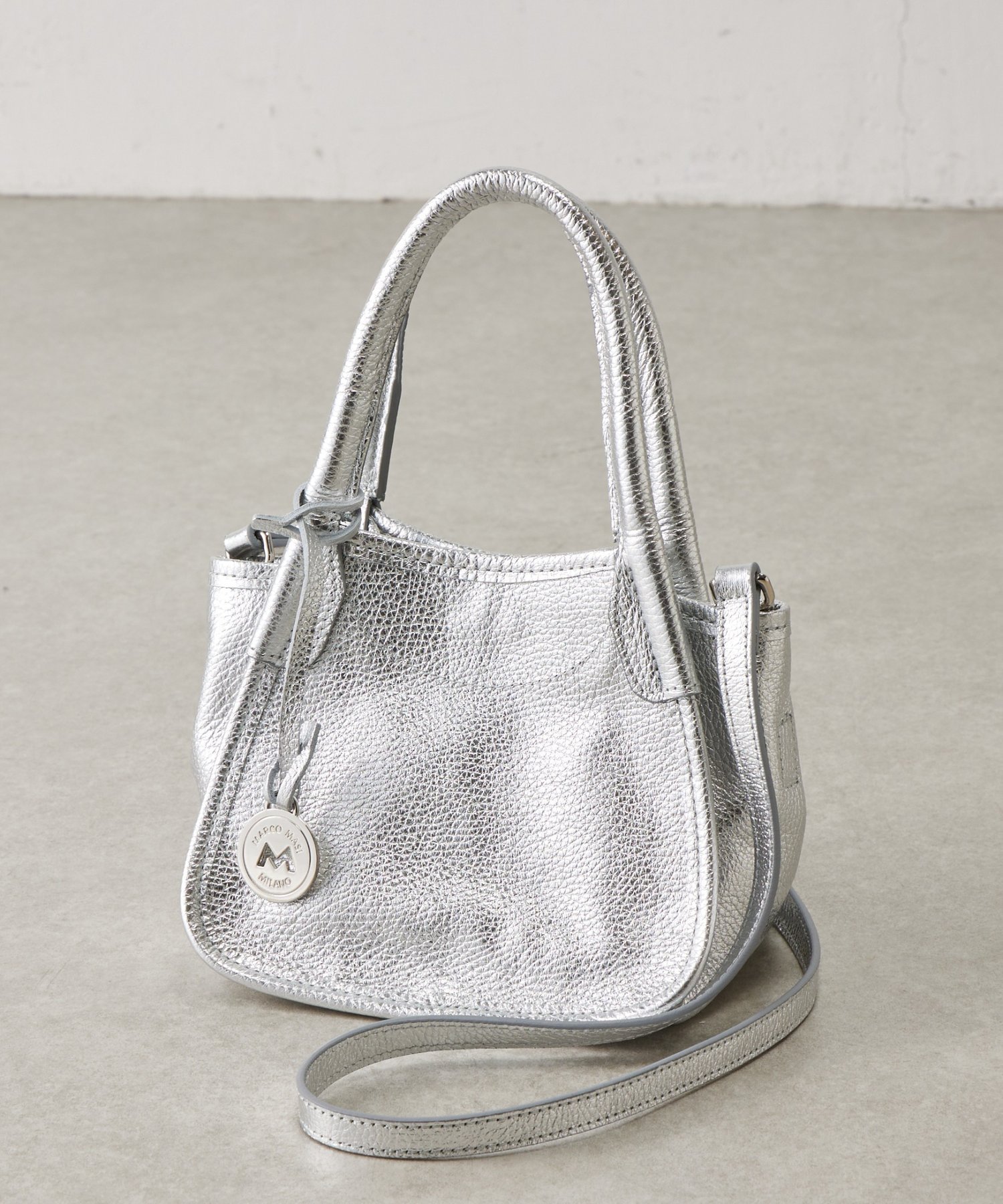 【ビアズリー/BEARDSLEY】の《MARCO MASI》2AWYレザートートバッグ(シルバー) 人気、トレンドファッション・服の通販 founy(ファニー) 　ファッション　Fashion　レディースファッション　Fashion for Women　バッグ　Bags　イタリア　Italy　コレクション　Collection, Seasonal Line　シルバー　Silver, Metallic Silver　チャーム　Charm, Pendant　人気　Popular, Best Seller　ポケット　Pocket, Pocket Detail　マグネット　Magnet, Magnetic Closure　ミラノ　Milano Style, Italian-Inspired　ラップ　Wrap, Wrap Design　再入荷　Restock / Back in Stock　 other-1|ID: prp329100004837167 ipo3291000000035241254