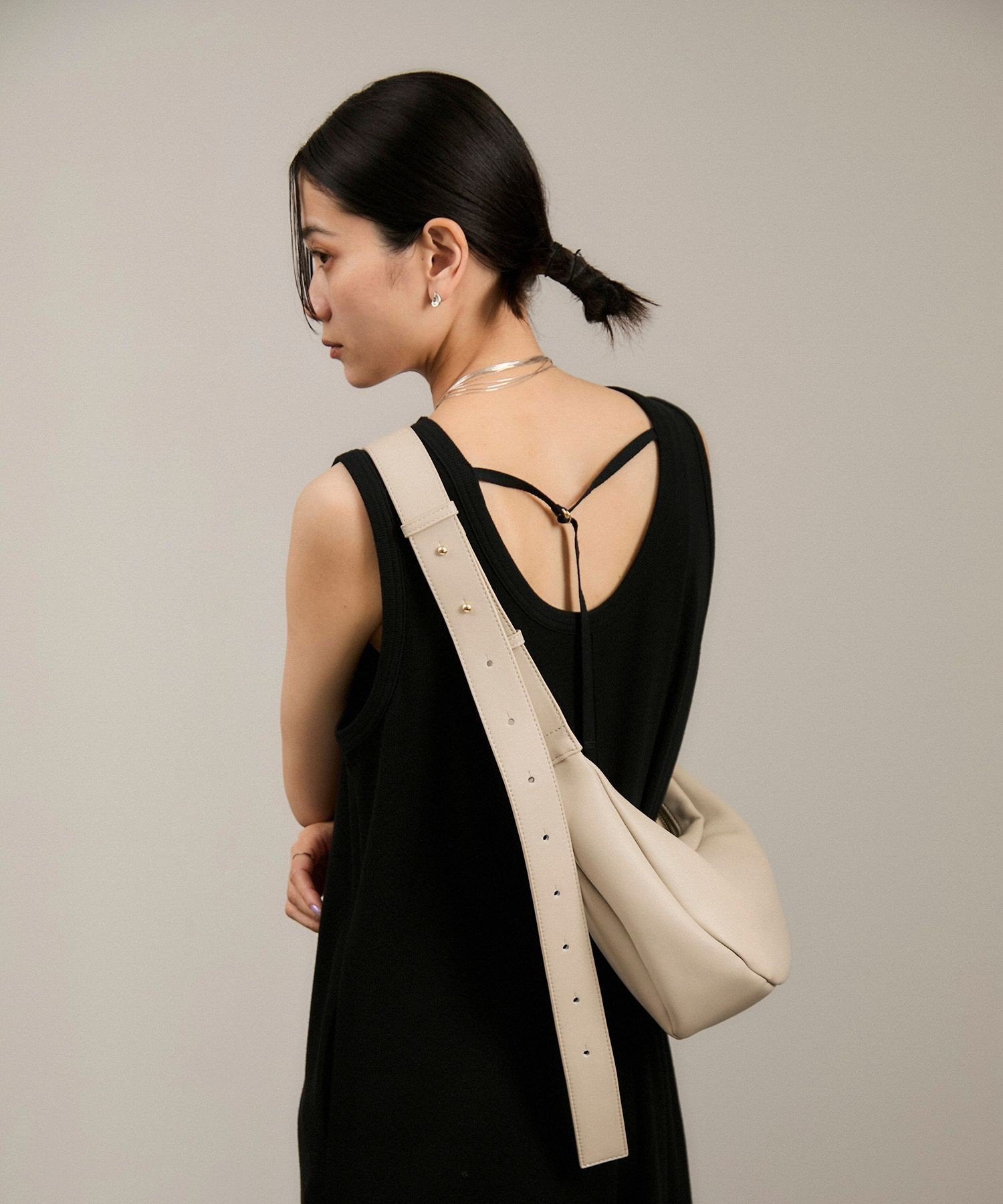 【サロン アダム エ ロペ/SALON adam et rope'】の【WEB限定】スプリットレザームーンショルダー インテリア・キッズ・メンズ・レディースファッション・服の通販 founy(ファニー) 　ファッション　Fashion　レディースファッション　Fashion for Women　エレガント 上品　Elegant　今季　This Season, Current Season　ショルダー　Shoulder, Shoulder Strap　ジャケット　Jacket, Outerwear　スニーカー　Sneakers, Trainers　セットアップ　Set-Up, Coordinated Outfit　ツイル　Twist, Twisted Detail　デニム　Denim, Jeans Material　トレンド　Trend, Trending Now　フォルム　Silhouette, Form　フォーマル　Formal, Dressy　ポケット　Pocket, Pocket Detail　ミドル　Middle Length, Mid Height　おすすめ　Recommended / Our Picks　セレモニー　Ceremony　ビジネス 仕事 通勤　Business / Work / Commuting　オフホワイト(15)|ID: prp329100004837232 ipo3291000000035242147