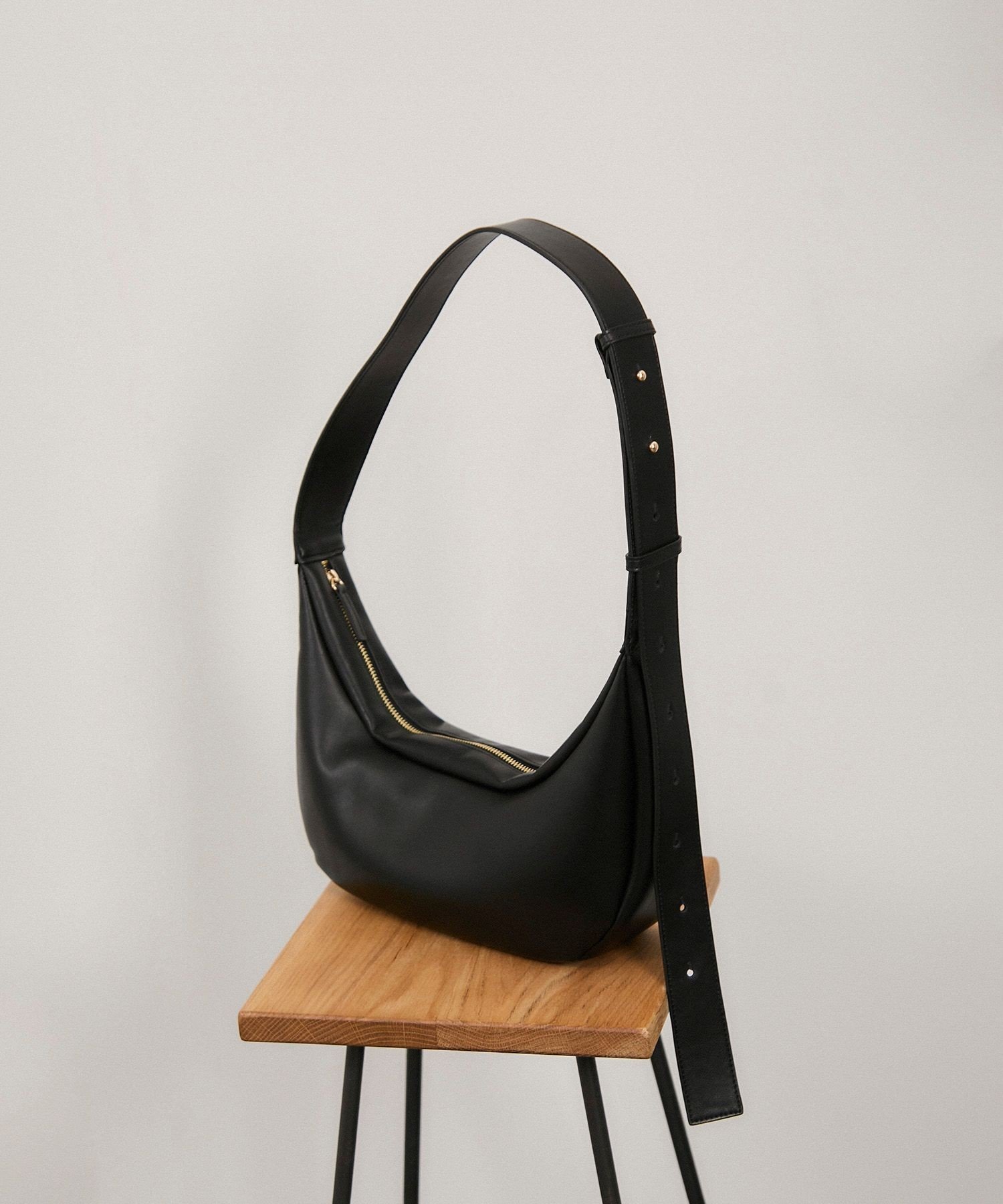 【サロン アダム エ ロペ/SALON adam et rope'】の【WEB限定】スプリットレザームーンショルダー インテリア・キッズ・メンズ・レディースファッション・服の通販 founy(ファニー) 　ファッション　Fashion　レディースファッション　Fashion for Women　エレガント 上品　Elegant　今季　This Season, Current Season　ショルダー　Shoulder, Shoulder Strap　ジャケット　Jacket, Outerwear　スニーカー　Sneakers, Trainers　セットアップ　Set-Up, Coordinated Outfit　ツイル　Twist, Twisted Detail　デニム　Denim, Jeans Material　トレンド　Trend, Trending Now　フォルム　Silhouette, Form　フォーマル　Formal, Dressy　ポケット　Pocket, Pocket Detail　ミドル　Middle Length, Mid Height　おすすめ　Recommended / Our Picks　セレモニー　Ceremony　ビジネス 仕事 通勤　Business / Work / Commuting　ブラック(01)|ID: prp329100004837232 ipo3291000000035242149