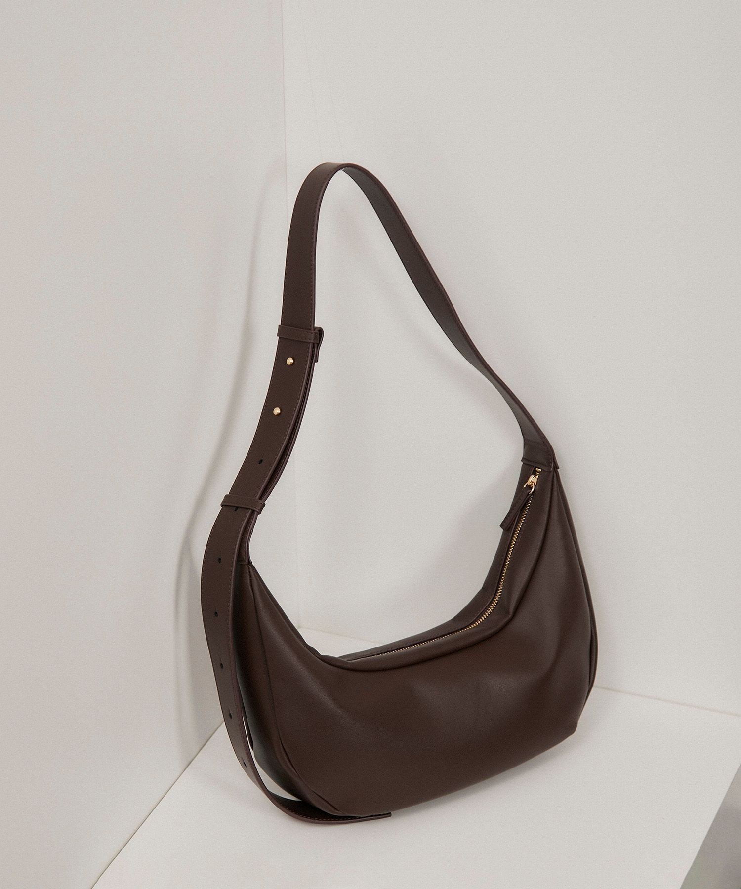 【サロン アダム エ ロペ/SALON adam et rope'】の【WEB限定】スプリットレザームーンショルダー インテリア・キッズ・メンズ・レディースファッション・服の通販 founy(ファニー) 　ファッション　Fashion　レディースファッション　Fashion for Women　エレガント 上品　Elegant　今季　This Season, Current Season　ショルダー　Shoulder, Shoulder Strap　ジャケット　Jacket, Outerwear　スニーカー　Sneakers, Trainers　セットアップ　Set-Up, Coordinated Outfit　ツイル　Twist, Twisted Detail　デニム　Denim, Jeans Material　トレンド　Trend, Trending Now　フォルム　Silhouette, Form　フォーマル　Formal, Dressy　ポケット　Pocket, Pocket Detail　ミドル　Middle Length, Mid Height　おすすめ　Recommended / Our Picks　セレモニー　Ceremony　ビジネス 仕事 通勤　Business / Work / Commuting　ダークブラウン(20)|ID: prp329100004837232 ipo3291000000035242150