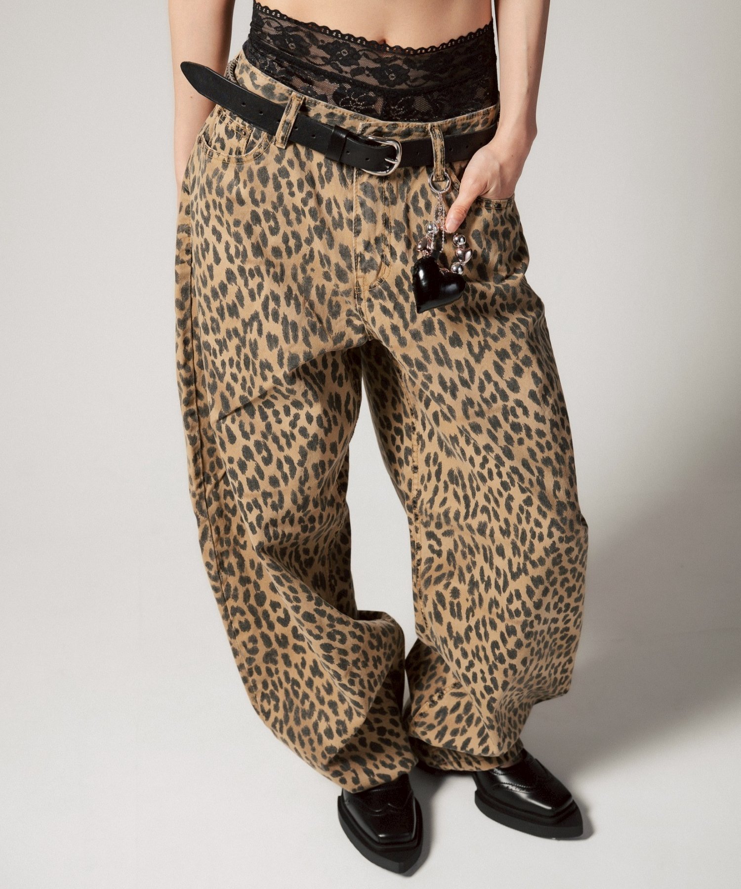 【ロイヤルフラッシュ/ROYAL FLASH】のMITSUKI/ミツキ/レオパードワイドパンツ インテリア・キッズ・メンズ・レディースファッション・服の通販 founy(ファニー) 　ファッション　Fashion　レディースファッション　Fashion for Women　パンツ　Pants & Trousers　アクセサリー　Fashion Accessories　シルバー　Silver, Metallic Silver　シンプル　Simple, Minimal　チャーム　Charm, Pendant　メタル　Metal, Metal Parts　ループ　Loop, Loop Knit　レオパード　Leopard, Animal Print　ワイド　Wide, Wide Fit　ベージュ|ID: prp329100004837270 ipo3291000000035242581