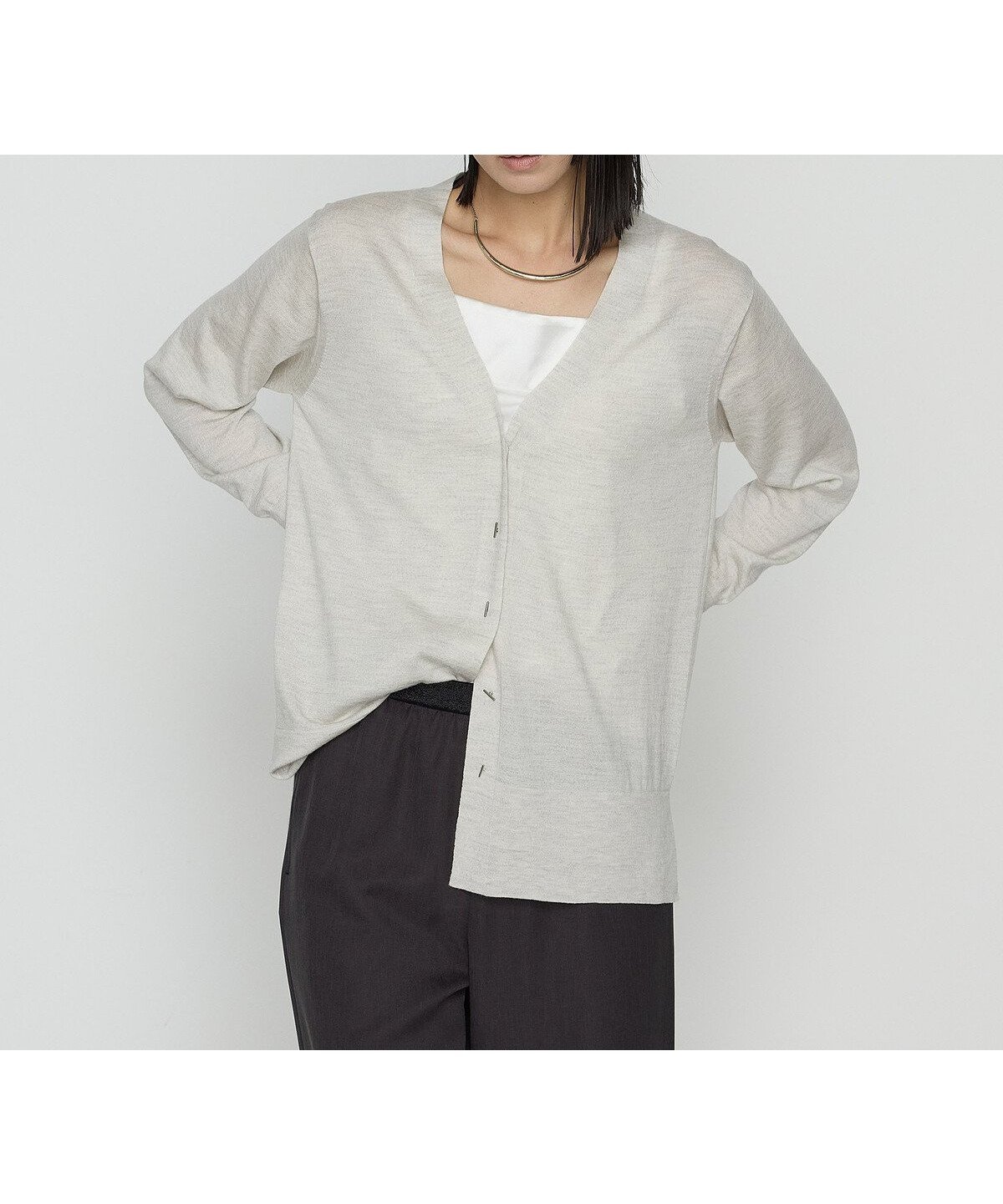 【コムサ/COMME CA】のウール梳毛 Vネックカーディガン インテリア・キッズ・メンズ・レディースファッション・服の通販 founy(ファニー) 　ファッション　Fashion　レディースファッション　Fashion for Women　トップス・カットソー　Cut & Sew Tops　カーディガン・羽織り　Layered Style Cardigans　Vネックトップス　V-Neck Tops / V-Cut Neckline Shirts　カットソー　Cut and Sewn Top　カーディガン　Cardigan, Knitwear　ジャケット　Jacket, Outerwear　スリット　Slit, Slit Detail　ベーシック　Basic, Essential　おすすめ　Recommended / Our Picks　03:トップグレー|ID: prp329100004837465 ipo3291000000035244877