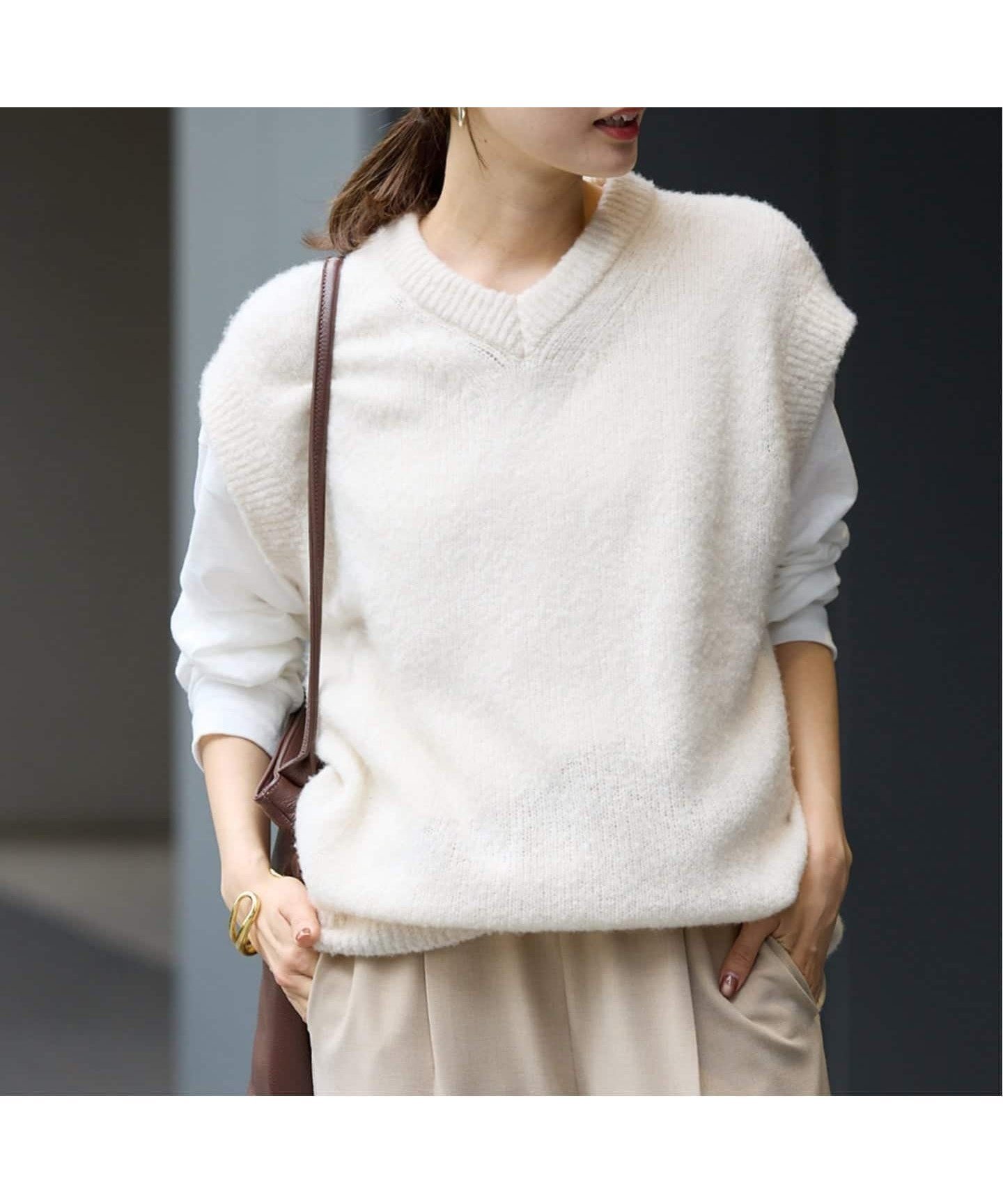 【フレームワーク/FRAMeWORK】のATON/エイトン WOOL CASHMERE BOUCLE V-NECK VEST インテリア・キッズ・メンズ・レディースファッション・服の通販 founy(ファニー) 　ファッション　Fashion　レディースファッション　Fashion for Women　アウター　Coat / Outerwear Collection　トップス・カットソー　Cut & Sew Tops　ベスト&ジレ / 重ね着スタイル　Vests & Gilets　Vネックトップス　V-Neck Tops / V-Cut Neckline Shirts　スタンダード　Standard, Basic　スマート　Smart, Elegant　トレンド　Trend, Trending Now　ベーシック　Basic, Essential　ホワイト|ID: prp329100004837508 ipo3291000000035245384