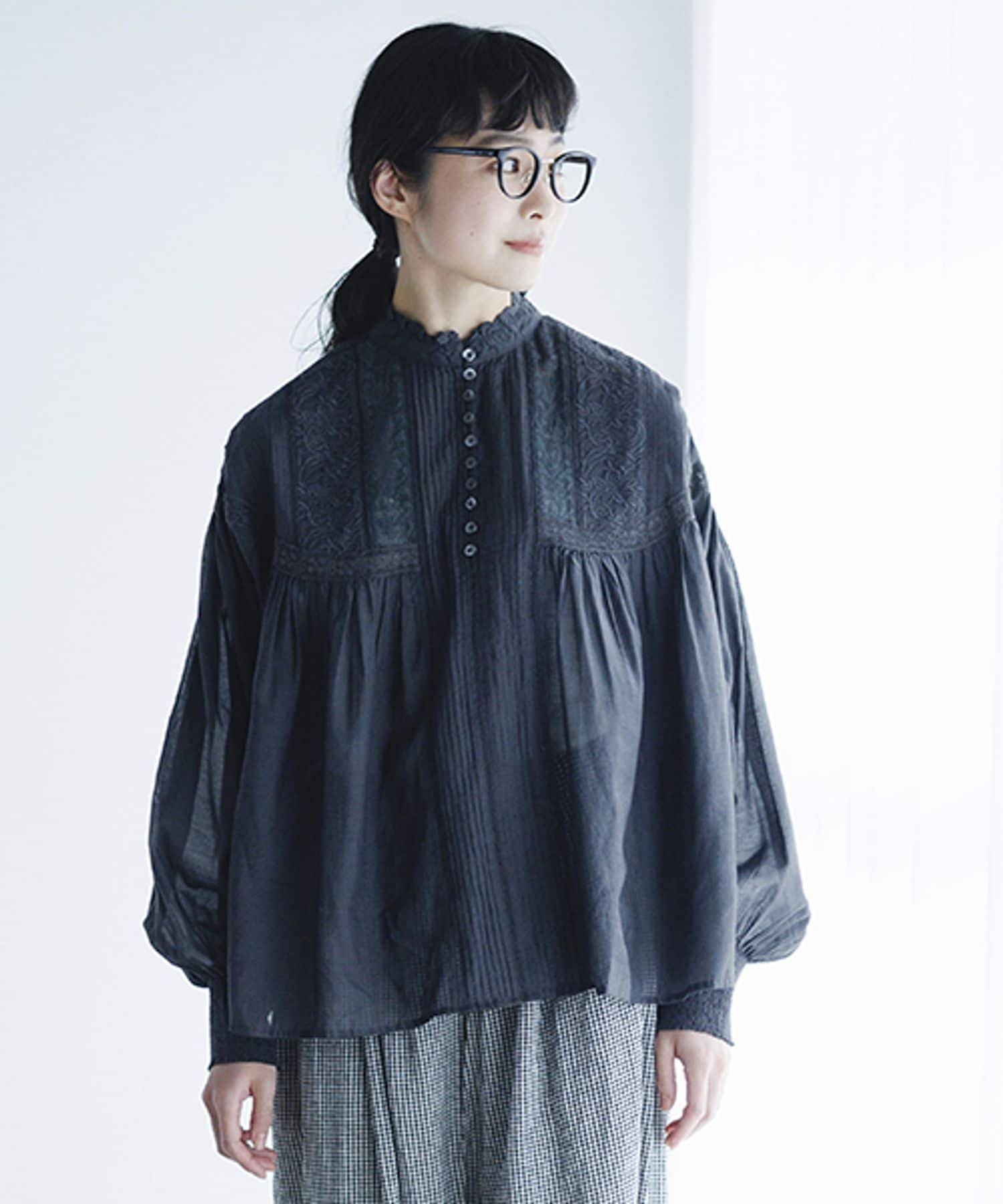 【スタディオ クリップ/studio CLIP】の《先行 /natural by clip》エンブロイダリーブラウス インテリア・キッズ・メンズ・レディースファッション・服の通販 founy(ファニー) 　雑誌掲載アイテム　Magazine Picks & Fashion Features　ファッション雑誌　Fashion Magazines　Liniere　リンネル　ファッション　Fashion　レディースファッション　Fashion for Women　トップス・カットソー　Cut & Sew Tops　シャツ・ブラウス・オフィスカジュアル　Elegant Blouses & Button-Ups　アクセサリー　Fashion Accessories　アンティーク　Antique-Inspired　オケージョン　Occasion Wear　3月号　March Issue　ジャケット　Jacket, Outerwear　スペシャル　Special, Limited Edition　雑誌　Magazine, Fashion Magazine　デニム　Denim, Jeans Material　フォーマル　Formal, Dressy　リラックス　Relax, Relaxed Fit　レース　Lace, Lace Fabric　セレモニー　Ceremony　入学式　Entrance Ceremony　卒業式　Graduation Ceremony　結婚式　Wedding　ブラック|ID: prp329100004837520 ipo3291000000035245510