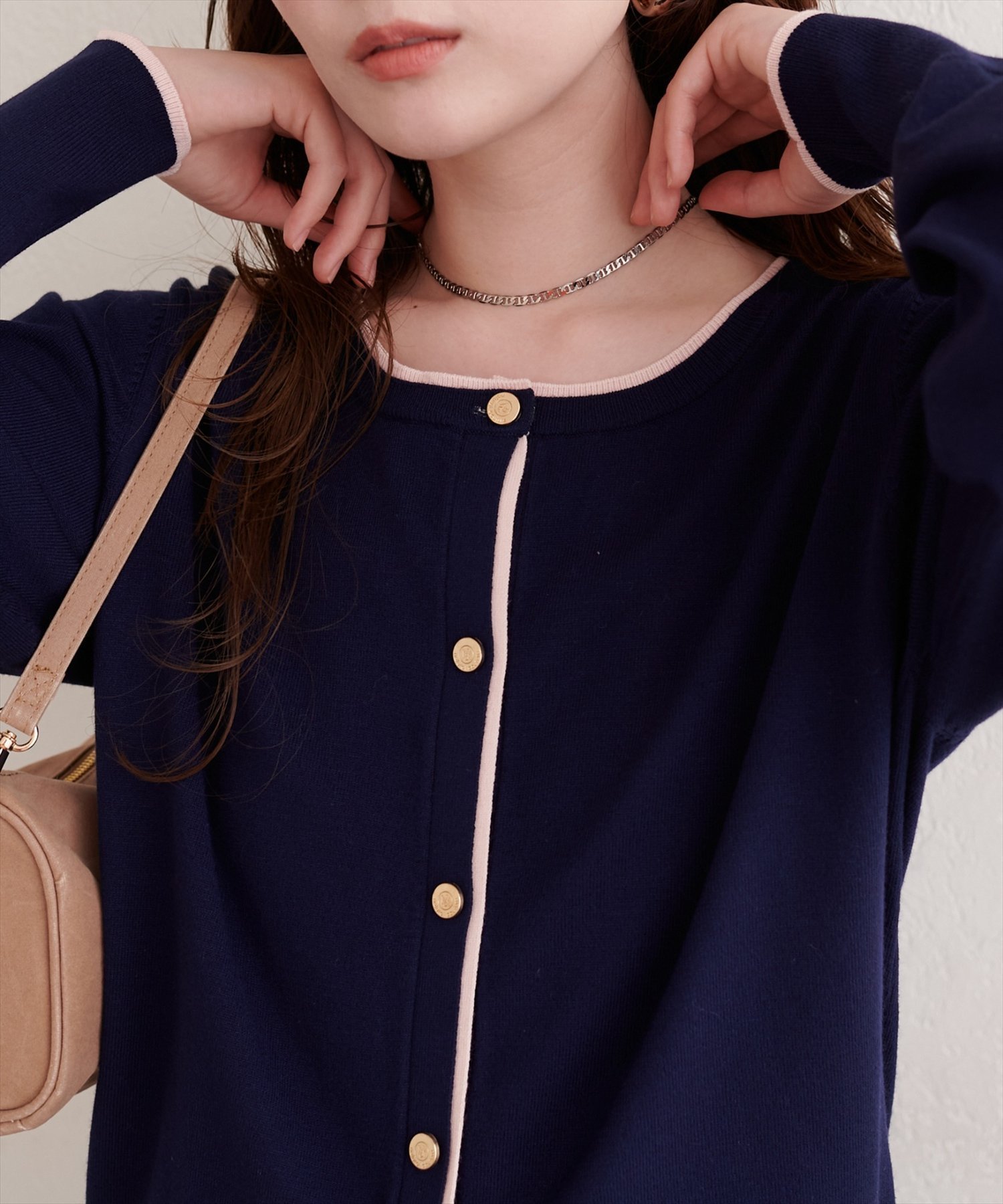 【ナチュラルクチュール/natural couture】の配色金ボタンニットカーディガン インテリア・キッズ・メンズ・レディースファッション・服の通販 founy(ファニー) 　ファッション　Fashion　レディースファッション　Fashion for Women　トップス・カットソー　Cut & Sew Tops　ニット　Knit Tops & Sweaters　カーディガン・羽織り　Layered Style Cardigans　アクセサリー　Fashion Accessories　カットソー　Cut and Sewn Top　カーディガン　Cardigan, Knitwear　クール　Cool, Chic　デコルテ　Décolleté, Neckline　デニム　Denim, Jeans Material　フェミニン　Feminine, Girly　再入荷　Restock / Back in Stock　エレガント 上品　Elegant　2026年　2026　ネイビー|ID: prp329100004837577 ipo3291000000035246114