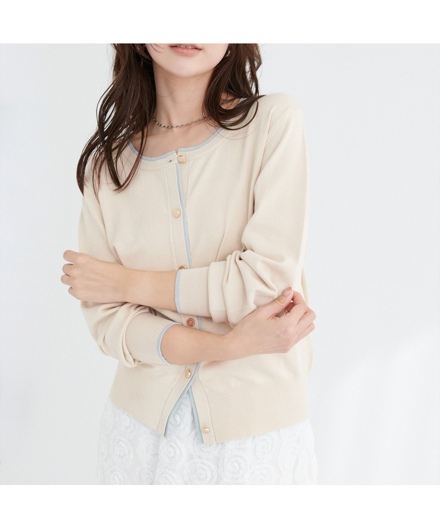 【ナチュラルクチュール/natural couture】の配色金ボタンニットカーディガン インテリア・キッズ・メンズ・レディースファッション・服の通販 founy(ファニー) 　ファッション　Fashion　レディースファッション　Fashion for Women　トップス・カットソー　Cut & Sew Tops　ニット　Knit Tops & Sweaters　カーディガン・羽織り　Layered Style Cardigans　アクセサリー　Fashion Accessories　カットソー　Cut and Sewn Top　カーディガン　Cardigan, Knitwear　クール　Cool, Chic　デコルテ　Décolleté, Neckline　デニム　Denim, Jeans Material　フェミニン　Feminine, Girly　再入荷　Restock / Back in Stock　エレガント 上品　Elegant　2026年　2026　ベージュ|ID: prp329100004837577 ipo3291000000035246115