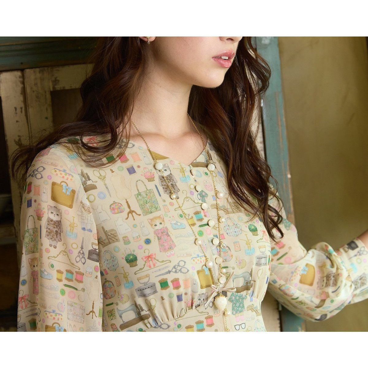 【ローズティアラ/Rose Tiara】の【22fabric】ドレスメーカー/ワンピース インテリア・キッズ・メンズ・レディースファッション・服の通販 founy(ファニー) 　ファッション　Fashion　レディースファッション　Fashion for Women　ワンピース　Dresses　フォーマル・パーティードレス・結婚式用ドレス　Elegant & Casual Dresses　アンティーク　Antique-Inspired　イラスト　Illustration　クッション　Cushion, Throw Pillow　ジョーゼット　Georgette, Semi-Sheer Fabric　スマート　Smart, Elegant　プリント　Print, Printed Pattern　マキシ　Maxi, Full Length　リボン　Ribbon, Bow　ビジネス 仕事 通勤　Business / Work / Commuting　ベージュ|ID: prp329100004837583 ipo3291000000035246173