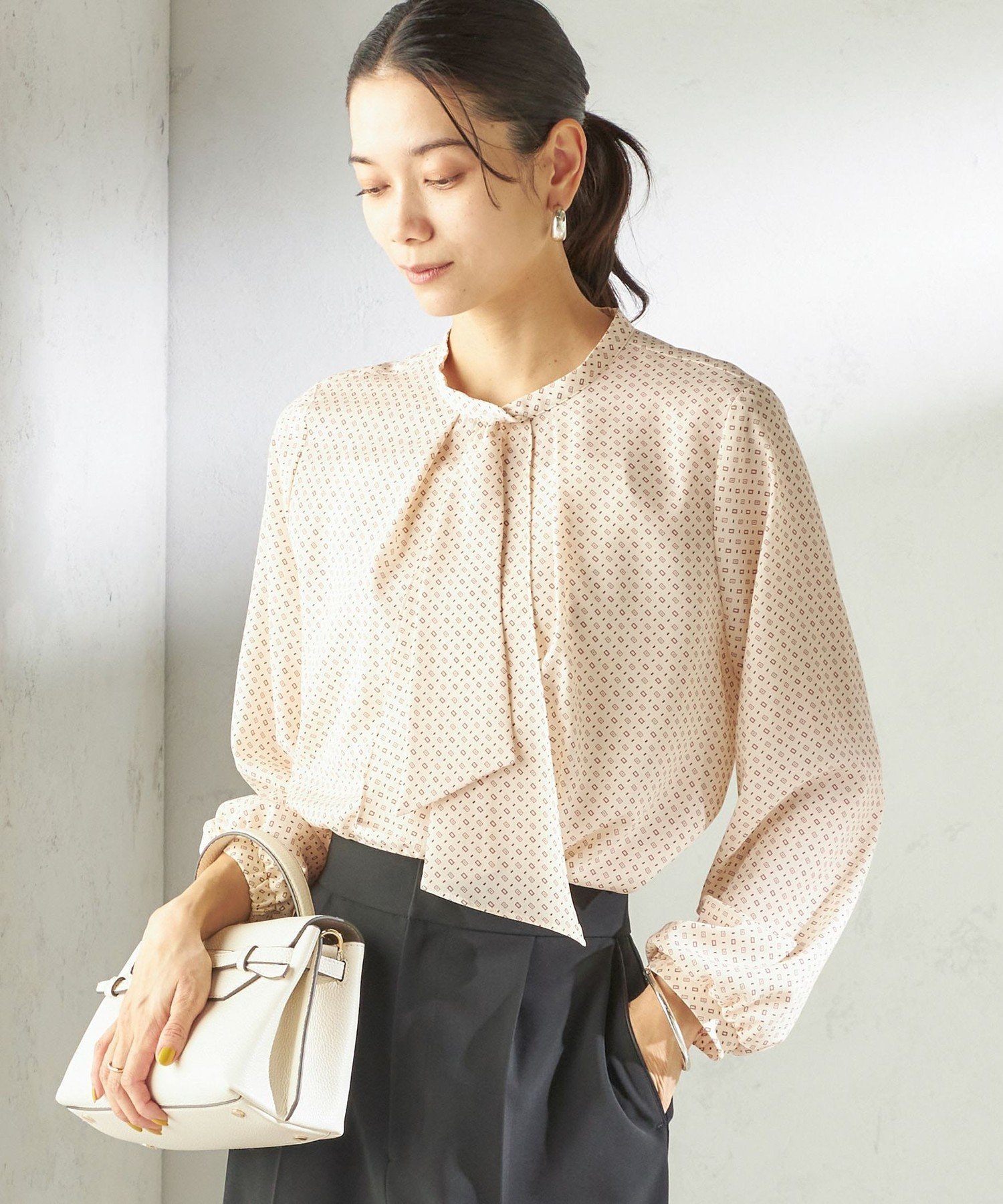 【シップス フォー ウィメン/SHIPS】の手洗い可能 プリント タイ 長袖 ブラウス インテリア・キッズ・メンズ・レディースファッション・服の通販 founy(ファニー) 　ファッション　Fashion　レディースファッション　Fashion for Women　トップス・カットソー　Cut & Sew Tops　シャツ・ブラウス・オフィスカジュアル　Elegant Blouses & Button-Ups　アンティーク　Antique-Inspired　インナー　Innerwear　カフス　Cuff Design　カーディガン　Cardigan, Knitwear　クラシカル　Classical, Vintage-Inspired　シンプル　Simple, Minimal　ジャケット　Jacket, Outerwear　ドレープ　Drape, Draping Fabric　長袖　Long Sleeve, Full Sleeve　プリント　Print, Printed Pattern　無地　Plain, Solid Color　エレガント 上品　Elegant　ベージュ系|ID: prp329100004837604 ipo3291000000035246797