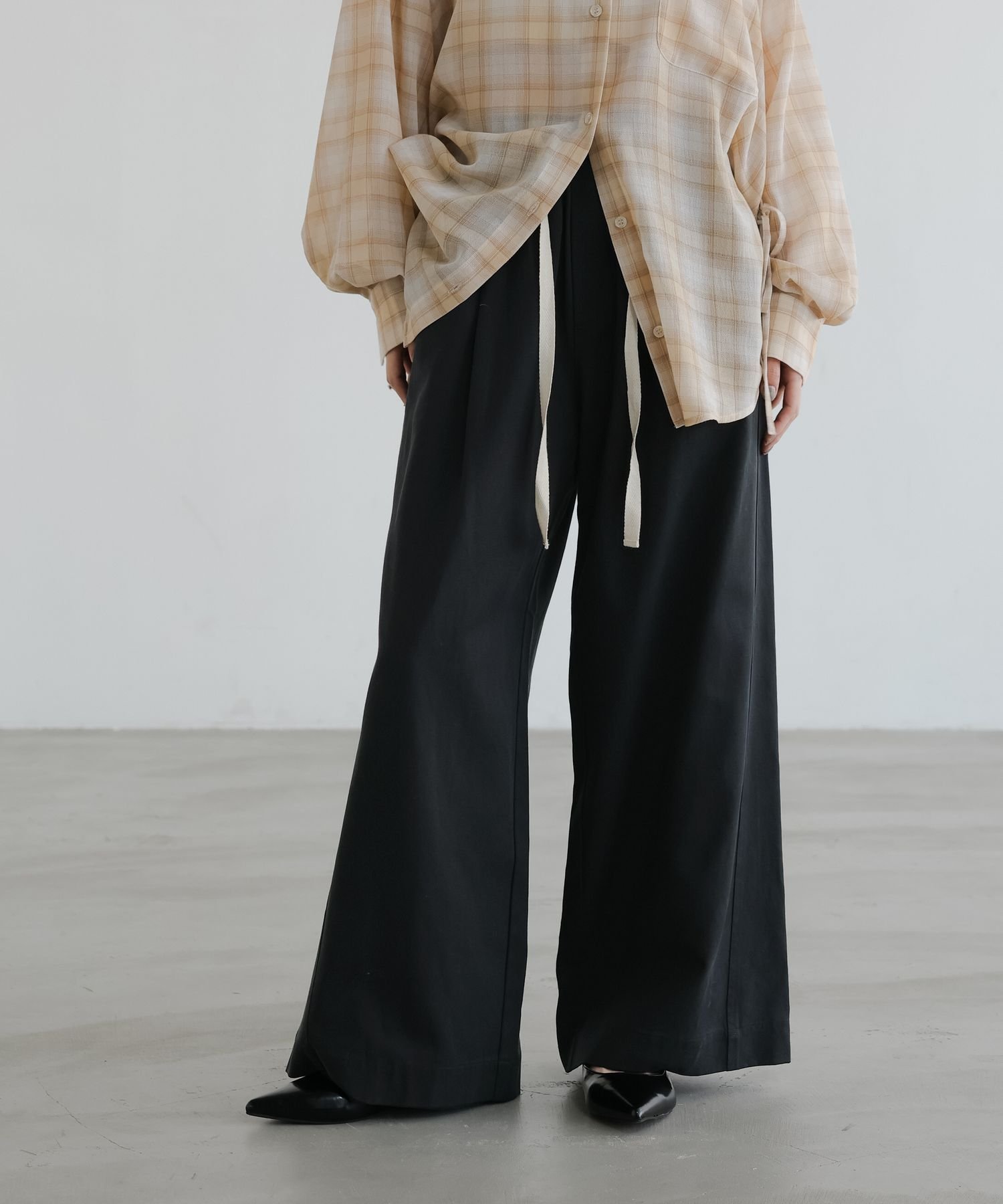 【ローリーズファーム/LOWRYS FARM】のイージーバギーデニム インテリア・キッズ・メンズ・レディースファッション・服の通販 founy(ファニー) 　ファッション　Fashion　レディースファッション　Fashion for Women　おすすめ　Recommended / Our Picks　ギャザー　Gathered, Ruffled　クロップド　Cropped, Short Length　コンパクト　Compact, Small Size　デニム　Denim, Jeans Material　フロント　Front, Front Design　ワイド　Wide, Wide Fit　ヴィンテージ　Vintage Style　春　Spring　ブラック|ID: prp329100004838292 ipo3291000000036090071