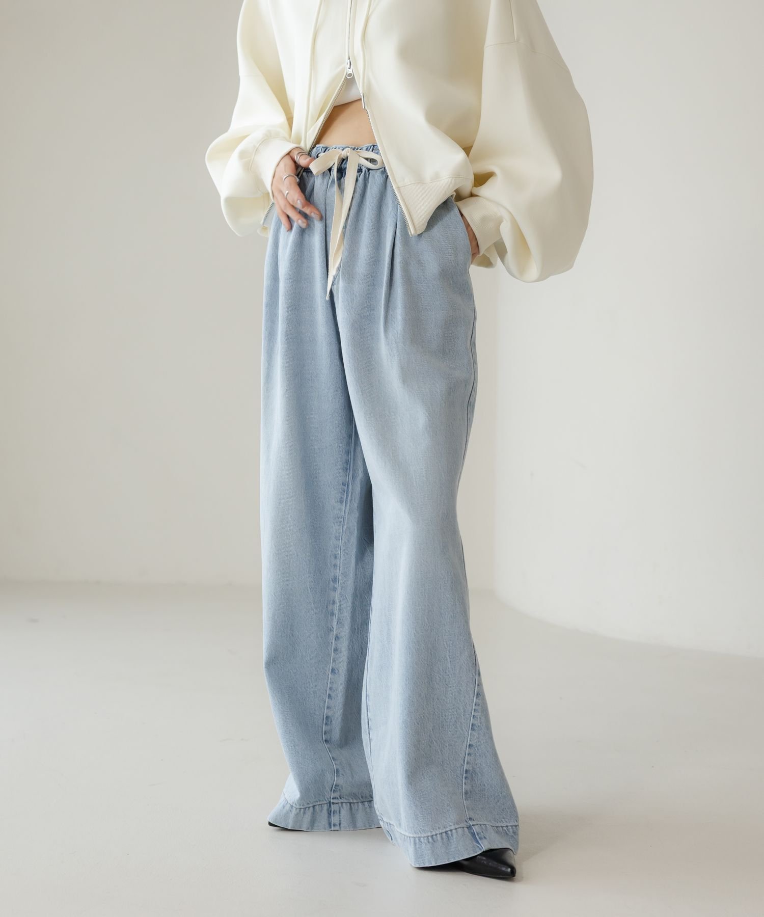 【ローリーズファーム/LOWRYS FARM】のイージーバギーデニム インテリア・キッズ・メンズ・レディースファッション・服の通販 founy(ファニー) 　ファッション　Fashion　レディースファッション　Fashion for Women　おすすめ　Recommended / Our Picks　ギャザー　Gathered, Ruffled　クロップド　Cropped, Short Length　コンパクト　Compact, Small Size　デニム　Denim, Jeans Material　フロント　Front, Front Design　ワイド　Wide, Wide Fit　ヴィンテージ　Vintage Style　春　Spring　ライトブルーデニム|ID: prp329100004838292 ipo3291000000036090078