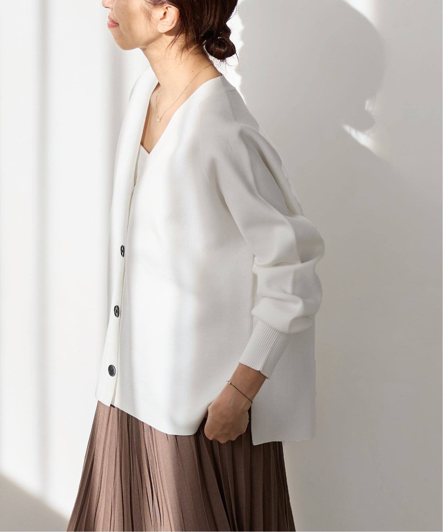 【イエナ/IENA】の《新色/追加》ファインコットンスムースVネックカーディガン 人気、トレンドファッション・服の通販 founy(ファニー) 　ファッション　Fashion　レディースファッション　Fashion for Women　トップス・カットソー　Cut & Sew Tops　カーディガン・羽織り　Layered Style Cardigans　Vネックトップス　V-Neck Tops / V-Cut Neckline Shirts　2026年　2026　カーディガン　Cardigan, Knitwear　スリット　Slit, Slit Detail　ビジネス 仕事 通勤　Business / Work / Commuting　 other-1|ID: prp329100004838562 ipo3291000000035703192