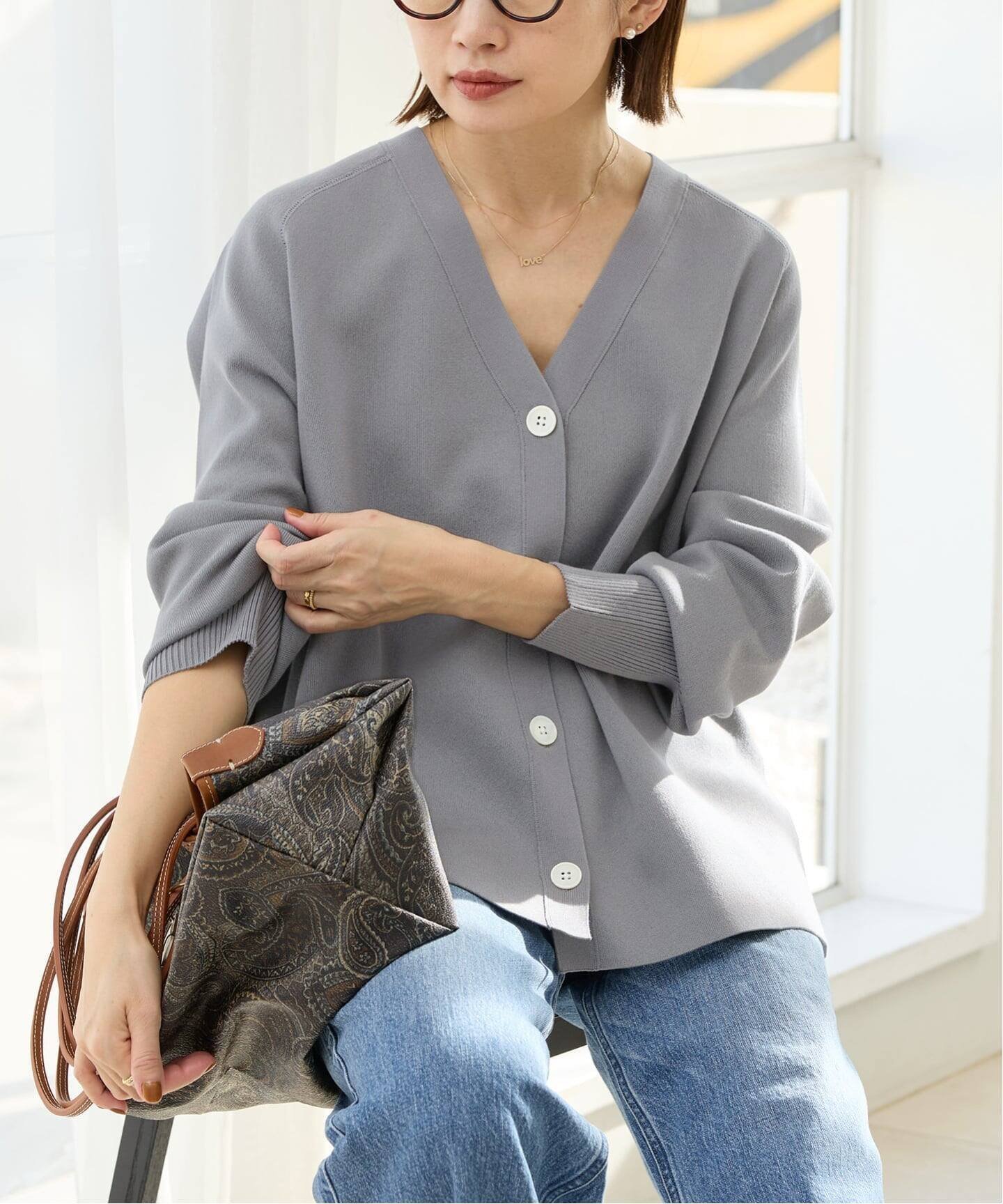 【イエナ/IENA】の《新色/追加》ファインコットンスムースVネックカーディガン インテリア・キッズ・メンズ・レディースファッション・服の通販 founy(ファニー) 　ファッション　Fashion　レディースファッション　Fashion for Women　トップス・カットソー　Cut & Sew Tops　カーディガン・羽織り　Layered Style Cardigans　Vネックトップス　V-Neck Tops / V-Cut Neckline Shirts　2026年　2026　カーディガン　Cardigan, Knitwear　スリット　Slit, Slit Detail　ビジネス 仕事 通勤　Business / Work / Commuting　グレー|ID: prp329100004838562 ipo3291000000035703197