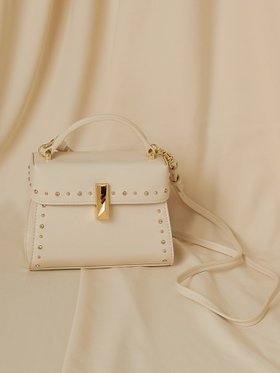 【セルフォード/CELFORD】の【リュタン】ビジュースタッズポシェット 人気、トレンドファッション・服の通販 founy(ファニー) 雑誌掲載アイテム Magazine Picks & Fashion Features ファッション雑誌 Fashion Magazines ビジンヒャッカ 美人百花 ファッション Fashion レディースファッション Fashion for Women クリスタル Crystal, Swarovski 3月号 March Issue スタッズ Studs, Metal Accents スマート Smart, Elegant 雑誌 Magazine, Fashion Magazine 人気 Popular, Best Seller ビジュー Bijou, Jewel-like Accent ポシェット Pochette, Mini Bag モチーフ Motif, Design Theme エレガント 上品 Elegant |ID:prp329100004841215