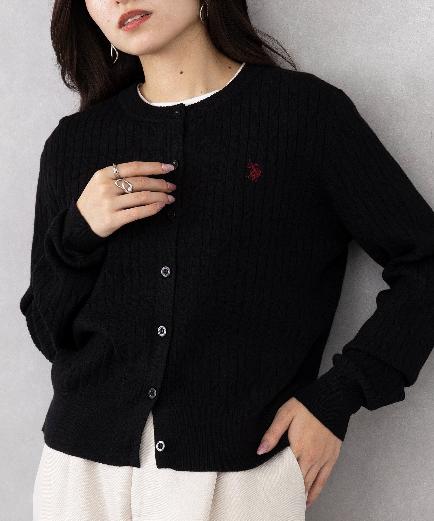 【セットアップセブン/SETUP7】のU.S. POLO ASSN./ワンポイントロゴ ポニー刺繍 ミニケーブルカーディガン インテリア・キッズ・メンズ・レディースファッション・服の通販 founy(ファニー) 　ファッション　Fashion　レディースファッション　Fashion for Women　トップス・カットソー　Cut & Sew Tops　カーディガン・羽織り　Layered Style Cardigans　ウォーム　Warm Fabric　カーディガン　Cardigan, Knitwear　コンパクト　Compact, Small Size　スポーツ　Sports, Activewear　センター　Center, Center Line　タイトスカート　Pencil Skirt, Tight Skirt　タンク　Tank Top, Sleeveless Top　バランス　Balance, Style Balance　リラックス　Relax, Relaxed Fit　ロング　Long, Long-Length　ワンポイント　One Point, Statement Accent　再入荷　Restock / Back in Stock　エレガント 上品　Elegant　BLK|ID: prp329100004843684 ipo3291000000035304149
