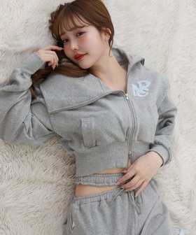 【ナイスクラップ/NICE CLAUP】の【セットアップ可能】セーラーカラーロゴスウェット 人気、トレンドファッション・服の通販 founy(ファニー) ファッション Fashion レディースファッション Fashion for Women トップス・カットソー Cut & Sew Tops レディースパーカー・カジュアルフーディー Casual Hoodies & Sweatshirts スウェット・クルーネックトップス Sweatshirts & Crewnecks / Relaxed Fit Sweat Tops 2026年 2026 おすすめ Recommended / Our Picks ガーリー Girly, Feminine Style ショート Short, Short Length スウェット / スエット Sweatshirt, Sweatwear スラックス Slacks, Dress Pants セットアップ Set-Up, Coordinated Outfit デニム Denim, Jeans Material トレンド Trend, Trending Now バランス Balance, Style Balance パーカー Hoodie, Parka プリーツ Pleats, Pleated ミニスカート Mini Skirt, Short Skirt |ID:prp329100004843948