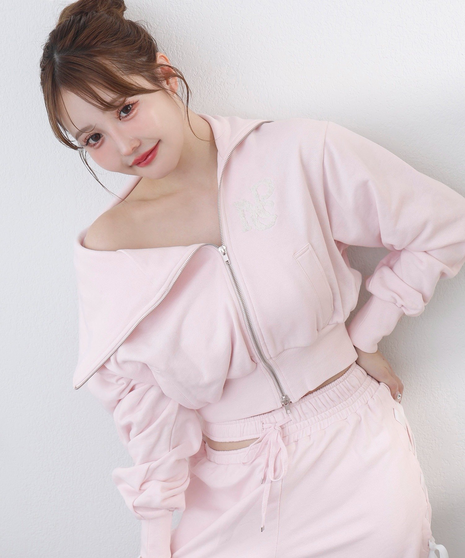 【ナイスクラップ/NICE CLAUP】の【セットアップ可能】セーラーカラーロゴスウェット インテリア・キッズ・メンズ・レディースファッション・服の通販 founy(ファニー) ファッション Fashion レディースファッション Fashion for Women トップス・カットソー Cut & Sew Tops レディースパーカー・カジュアルフーディー Casual Hoodies & Sweatshirts スウェット・クルーネックトップス Sweatshirts & Crewnecks / Relaxed Fit Sweat Tops 2026年 2026 おすすめ Recommended / Our Picks ガーリー Girly, Feminine Style ショート Short, Short Length スウェット / スエット Sweatshirt, Sweatwear スラックス Slacks, Dress Pants セットアップ Set-Up, Coordinated Outfit デニム Denim, Jeans Material トレンド Trend, Trending Now バランス Balance, Style Balance パーカー Hoodie, Parka プリーツ Pleats, Pleated ミニスカート Mini Skirt, Short Skirt ピンク|ID: prp329100004843948 ipo3291000000035308254