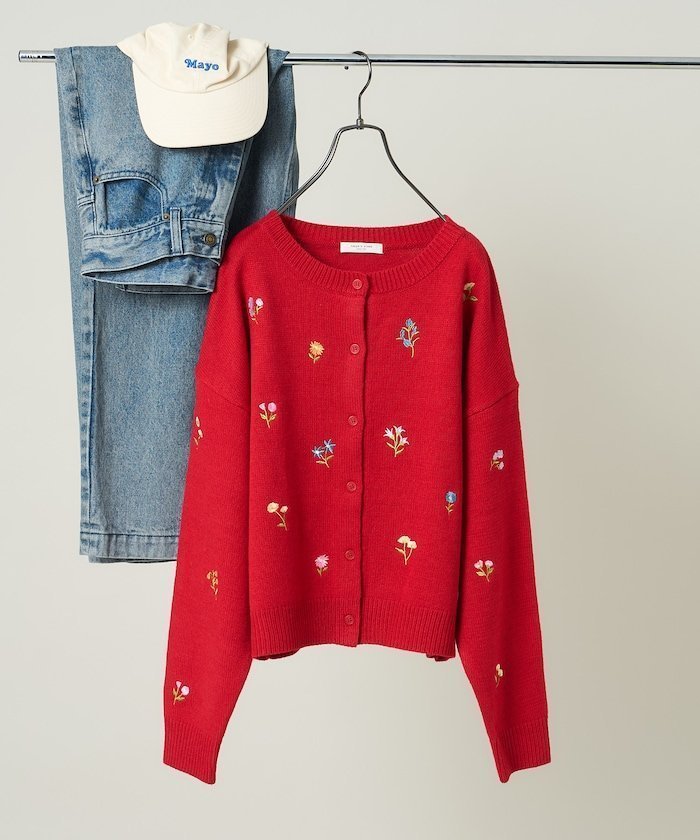 【フリークスストア/FREAK'S STORE】の花刺繍 クルーニットカーデ 25AW インテリア・キッズ・メンズ・レディースファッション・服の通販 founy(ファニー) 　ファッション　Fashion　レディースファッション　Fashion for Women　トップス・カットソー　Cut & Sew Tops　ニット　Knit Tops & Sweaters　2025年　2025　2025-2026秋冬・A/W　Autumn/Winter 2025–26 AW25–26　冬　Winter / This Winter　おすすめ　Recommended / Our Picks　カラフル　Colorful Design　カーディガン　Cardigan, Knitwear　シンプル　Simple, Minimal　スリーブ　Sleeve, Long Sleeve / Short Sleeve　フラワー　Flower, Floral　A/W・秋冬　Autumn/Winter　レッド|ID: prp329100004845026 ipo3291000000035330080