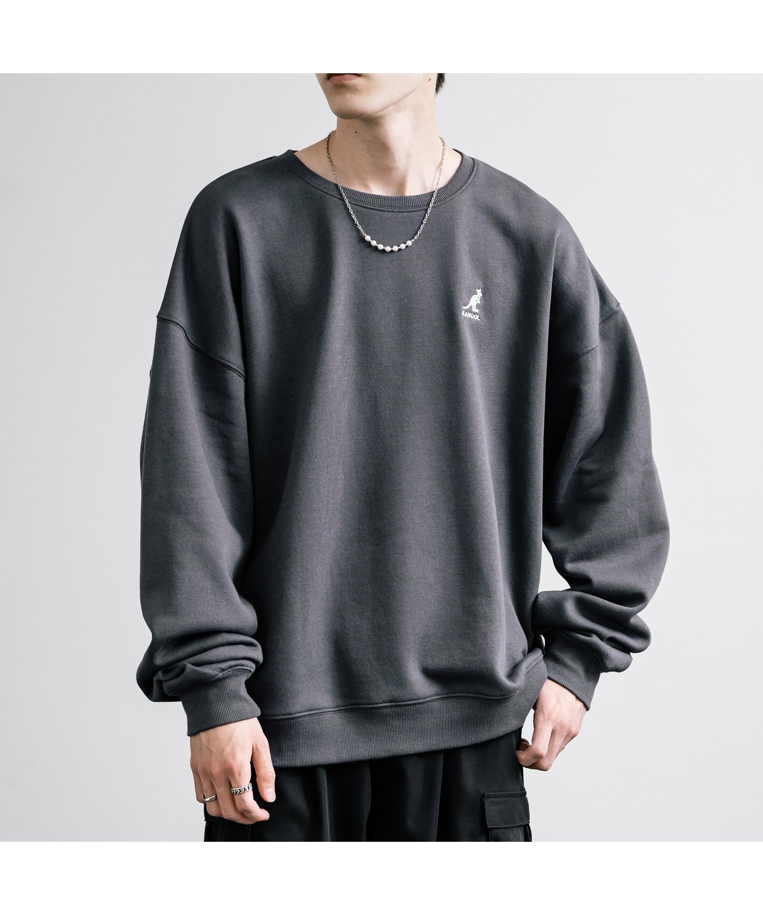 【ロッキーモンロー/Rocky Monroe】の【KANGOL】別注コラボ ロゴ刺繍スウェット インテリア・キッズ・メンズ・レディースファッション・服の通販 founy(ファニー) ファッション Fashion レディースファッション Fashion for Women トップス・カットソー Cut & Sew Tops レディースパーカー・カジュアルフーディー Casual Hoodies & Sweatshirts スウェット・クルーネックトップス Sweatshirts & Crewnecks / Relaxed Fit Sweat Tops コラボ Collaboration, Collab 切替 Switching, Contrast Panel 軽量 Lightweight, Ultra Light シンプル Simple, Minimal スウェット / スエット Sweatshirt, Sweatwear トレンド Trend, Trending Now 人気 Popular, Best Seller ハイネック High Neck, Mock Neck パイピング Piping, Trim Design 別注 Limited Edition, Custom Order 無地 Plain, Solid Color リラックス Relax, Relaxed Fit ワイド Wide, Wide Fit ワンポイント One Point, Statement Accent エレガント 上品 Elegant 2025年 2025 2025-2026秋冬・A/W Autumn/Winter 2025–26 AW25–26 チャコール|ID: prp329100004845105 ipo3291000000036068991