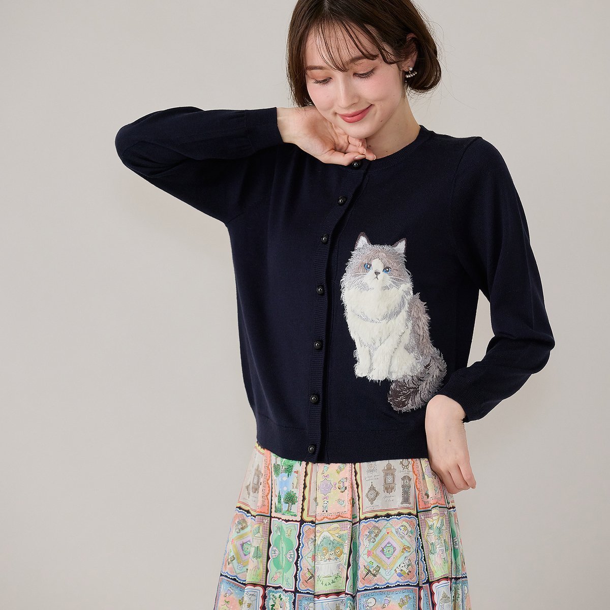 【ローズティアラ/Rose Tiara】のねこ刺繍ニットカーディガン インテリア・キッズ・メンズ・レディースファッション・服の通販 founy(ファニー) ファッション Fashion レディースファッション Fashion for Women トップス・カットソー Cut & Sew Tops ニット Knit Tops & Sweaters カーディガン・羽織り Layered Style Cardigans カーディガン Cardigan, Knitwear シンプル Simple, Minimal スマート Smart, Elegant デニム Denim, Jeans Material プリント Print, Printed Pattern ダークブルー|ID: prp329100004848922 ipo3291000000035457753