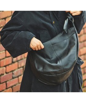 【フリークスストア/FREAK'S STORE】のLeather Banana Big Shoulder Bag / レザーバナナビッグショルダー / メッセンジャーバッグ / 牛革 26SS 人気、トレンドファッション・服の通販 founy(ファニー) ファッション Fashion メンズファッション Fashion for Men バッグ Bags シンプル Simple, Minimal ポケット Pocket, Pocket Detail S/S・春夏 SS, Spring/Summer, Warm Season おすすめ Recommended / Our Picks 夏 Summer ビジネス 仕事 通勤 Business / Work / Commuting 2026年 2026 |ID:prp329100004849862