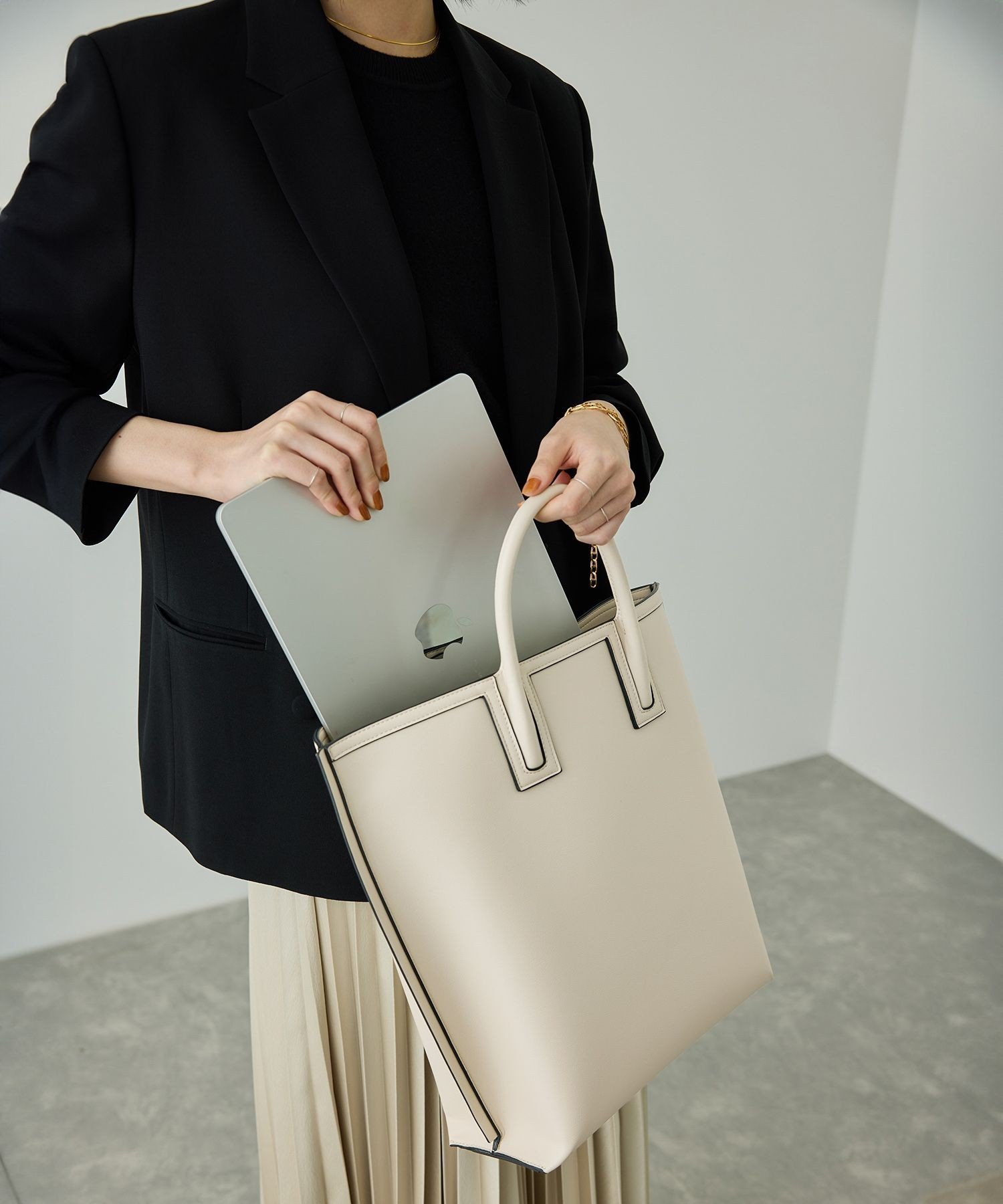 【ロペ/ROPE'】の【E POR】Ree BAG Large【通勤】【A4対応】 インテリア・キッズ・メンズ・レディースファッション・服の通販 founy(ファニー) 　ファッション　Fashion　レディースファッション　Fashion for Women　エレガント 上品　Elegant　軽量　Lightweight, Ultra Light　ショルダー　Shoulder, Shoulder Strap　ショート　Short, Short Length　シンプル　Simple, Minimal　スーツ　Suit, Formalwear　バランス　Balance, Style Balance　ビッグ　Big, Oversized　ポケット　Pocket, Pocket Detail　ロング　Long, Long-Length　おすすめ　Recommended / Our Picks　ビジネス 仕事 通勤　Business / Work / Commuting　オフホワイト(15)|ID: prp329100004850251 ipo3291000000035540961