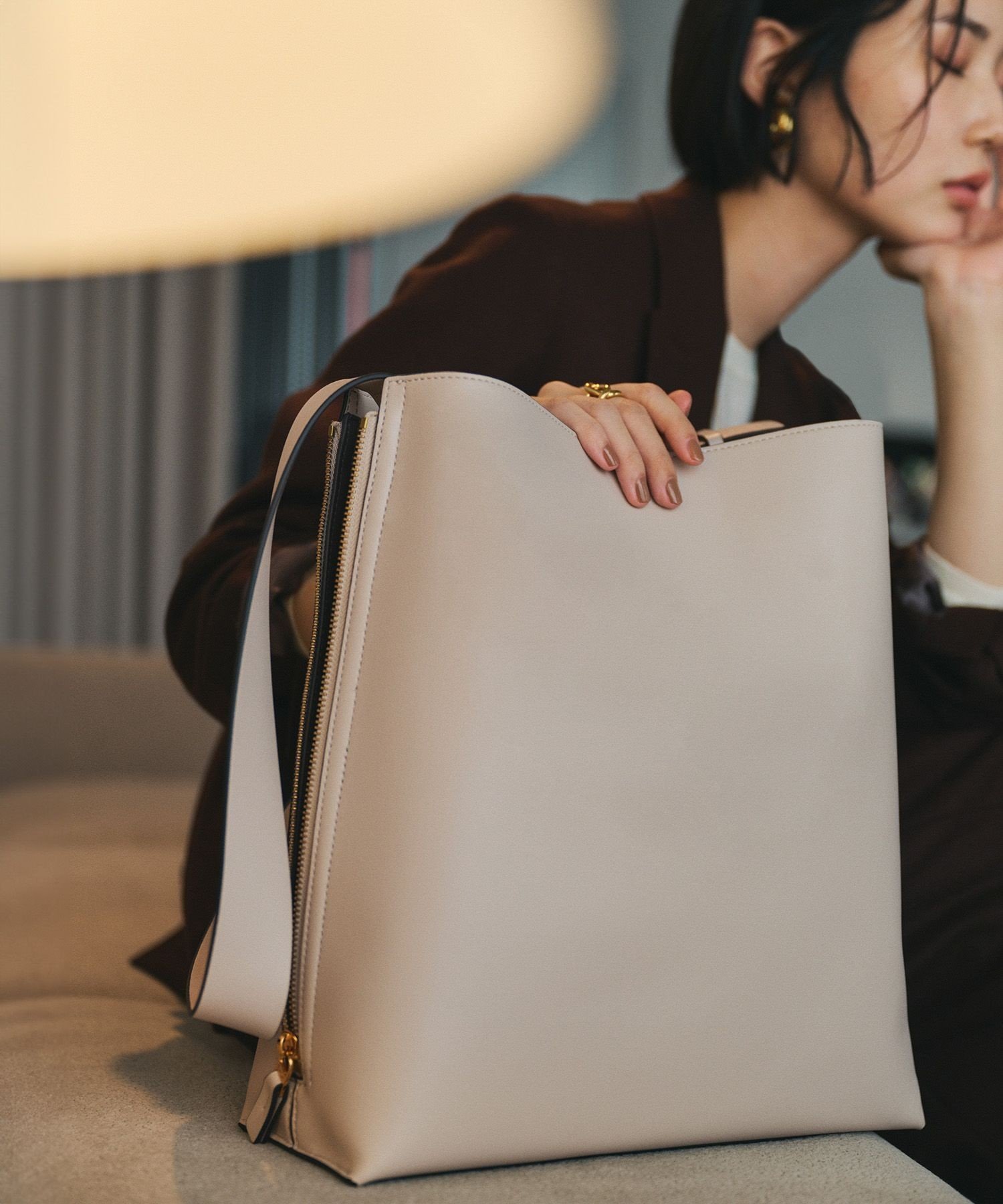 【ロペ/ROPE'】の【E POR】Y BAG Shoulder Large【通勤】【A4対応】【ドラマ着用】 インテリア・キッズ・メンズ・レディースファッション・服の通販 founy(ファニー) 　ファッション　Fashion　レディースファッション　Fashion for Women　エレガント 上品　Elegant　オレンジ　Orange　コンパクト　Compact, Small Size　サイドジップ　Side Zip, Side Zipper　ショルダー　Shoulder, Shoulder Strap　スリム　Slim, Slim Fit　スーツ　Suit, Formalwear　パープル　Purple, Violet　ポケット　Pocket, Pocket Detail　マグネット　Magnet, Magnetic Closure　ラベンダー　Lavender　おすすめ　Recommended / Our Picks　ビジネス 仕事 通勤　Business / Work / Commuting　ライトグレー(08)|ID: prp329100004850287 ipo3291000000035541549