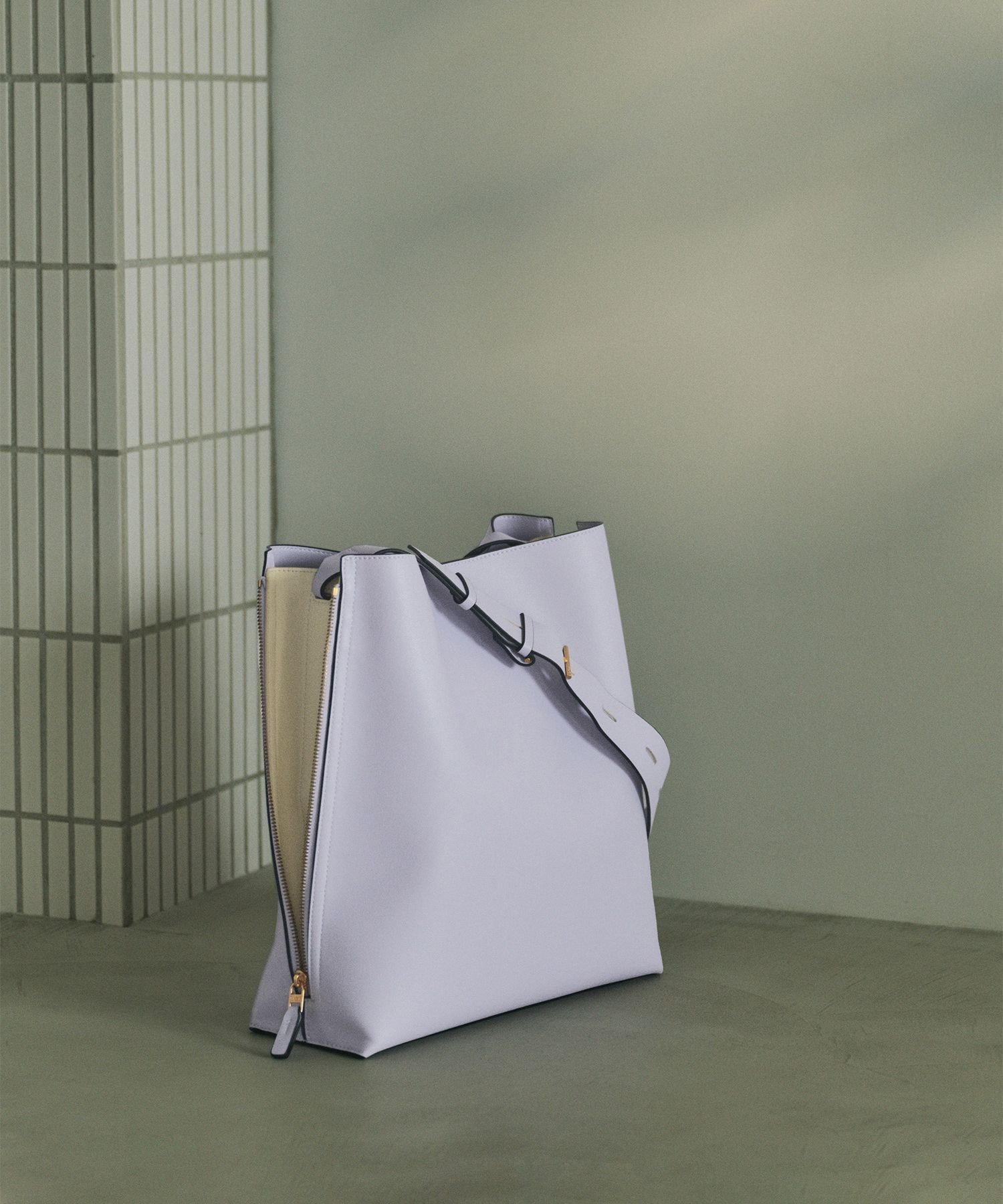 【ロペ/ROPE'】の【E POR】Y BAG Shoulder Large【通勤】【A4対応】【ドラマ着用】 インテリア・キッズ・メンズ・レディースファッション・服の通販 founy(ファニー) 　ファッション　Fashion　レディースファッション　Fashion for Women　エレガント 上品　Elegant　オレンジ　Orange　コンパクト　Compact, Small Size　サイドジップ　Side Zip, Side Zipper　ショルダー　Shoulder, Shoulder Strap　スリム　Slim, Slim Fit　スーツ　Suit, Formalwear　パープル　Purple, Violet　ポケット　Pocket, Pocket Detail　マグネット　Magnet, Magnetic Closure　ラベンダー　Lavender　おすすめ　Recommended / Our Picks　ビジネス 仕事 通勤　Business / Work / Commuting　ラベンダー(52)|ID: prp329100004850287 ipo3291000000035541557