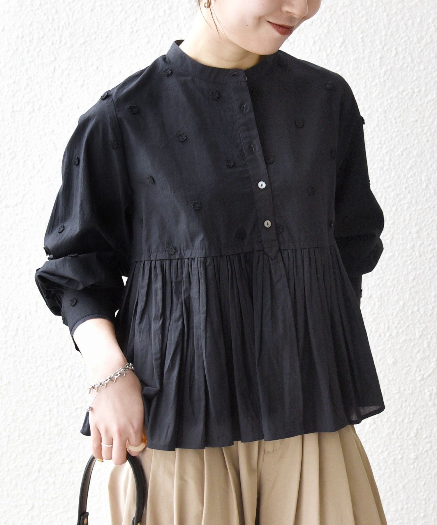 【シップス フォー ウィメン/SHIPS】の【WEB限定】SHIPS any 洗濯機可能 フラワー モチーフ ペプラム ギャザー シャツ ブラウス インテリア・キッズ・メンズ・レディースファッション・服の通販 founy(ファニー) 　ファッション　Fashion　レディースファッション　Fashion for Women　トップス・カットソー　Cut & Sew Tops　シャツ・ブラウス・オフィスカジュアル　Elegant Blouses & Button-Ups　インド　Indian Textile　洗える　Machine Washable　ギャザー　Gathered, Ruffled　今季　This Season, Current Season　スタンド　Stand Collar, Upright Stand　バランス　Balance, Style Balance　フェミニン　Feminine, Girly　フラワー　Flower, Floral　フレア　Flare, Flared　ペプラム　Peplum, Flared Hem　モチーフ　Motif, Design Theme　ワイド　Wide, Wide Fit　2026年　2026　ブラック|ID: prp329100004850946 ipo3291000000035704517