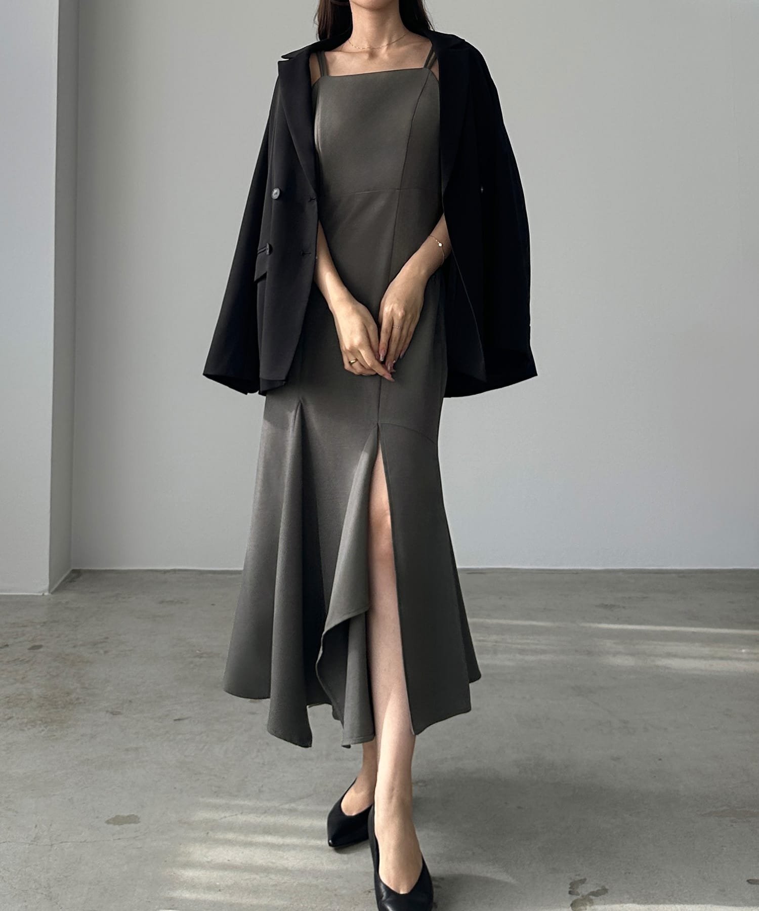 【ジュノア/JUNOAH】のLouere イレヘム深スリットマーメイドキャミワンピース インテリア・キッズ・メンズ・レディースファッション・服の通販 founy(ファニー) 　ファッション　Fashion　レディースファッション　Fashion for Women　ワンピース　Dresses　キャミソールワンピース　Camisole Dresses　イレヘム　Irregular Hemline　チャコール|ID: prp329100004851036 ipo3291000000036297487