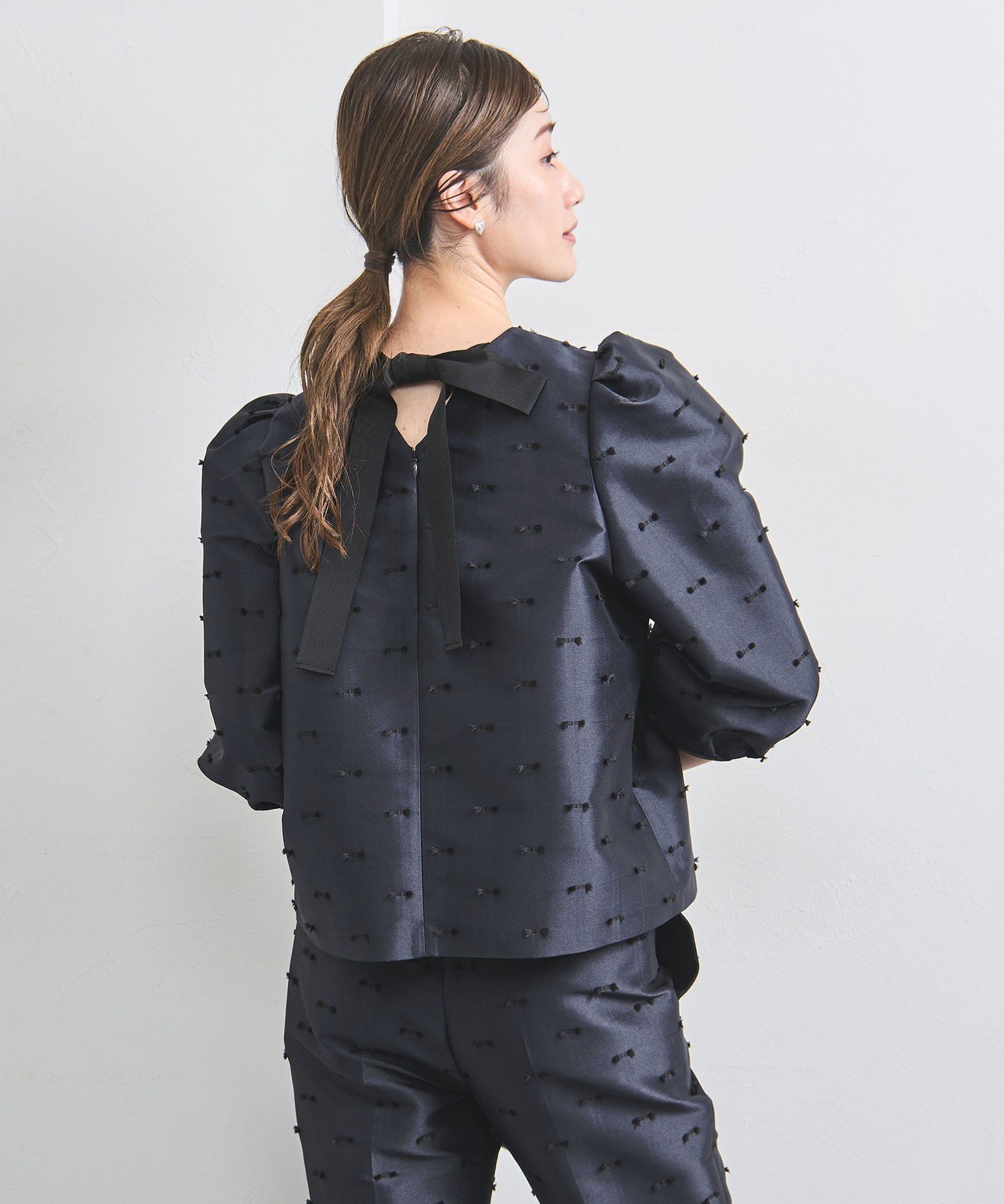 【ユナイテッドアローズ/UNITED ARROWS】のリボン カットジャガード ブラウス インテリア・キッズ・メンズ・レディースファッション・服の通販 founy(ファニー) 　ファッション　Fashion　レディースファッション　Fashion for Women　トップス・カットソー　Cut & Sew Tops　シャツ・ブラウス・オフィスカジュアル　Elegant Blouses & Button-Ups　アクセサリー　Fashion Accessories　カットジャガード　Cut Jacquard　ストレート　Straight, Straight Cut　スリム　Slim, Slim Fit　セットアップ　Set-Up, Coordinated Outfit　パール　Pearl, Pearl Accent　ベスト　Vest, Waistcoat　リボン　Ribbon, Bow　アウトレット　Outlet / Clearance　おすすめ　Recommended / Our Picks　セレモニー　Ceremony　NAVY|ID: prp329100004851638 ipo3291000000035599341