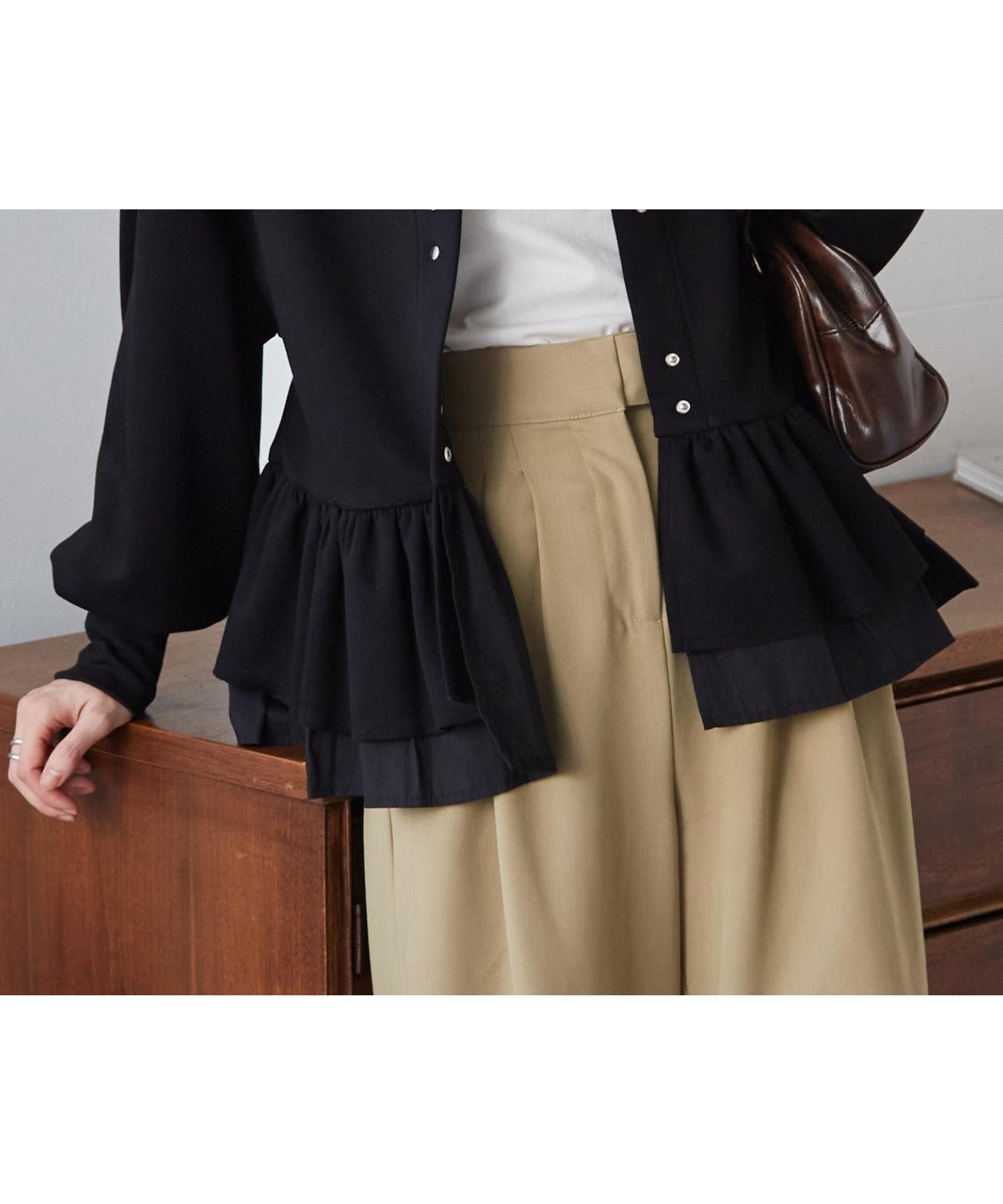 【ラナン/Ranan】のRanan/フリルぺプラムショートカーデ インテリア・キッズ・メンズ・レディースファッション・服の通販 founy(ファニー) 　ファッション　Fashion　レディースファッション　Fashion for Women　カーディガン　Cardigan, Knitwear　キャミワンピース　Cami Dress, Slip Dress　ショルダー　Shoulder, Shoulder Strap　ショート　Short, Short Length　ストレート　Straight, Straight Cut　スリーブ　Sleeve, Long Sleeve / Short Sleeve　タイトスカート　Pencil Skirt, Tight Skirt　デニム　Denim, Jeans Material　ドット　Polka Dot, Dot Pattern　ドロップ　Drop Shoulder, Dropped Style　パターン　Pattern, Design Print　フェミニン　Feminine, Girly　フリル　Frill, Ruffle　ブルゾン　Blouson, Bomber Jacket　ペプラム　Peplum, Flared Hem　ボトム　Bottoms, Lower Wear　ポケット　Pocket, Pocket Detail　羽織　Haori, Light Jacket　ロング　Long, Long-Length　おすすめ　Recommended / Our Picks　BL|ID: prp329100004851657 ipo3291000000035600306