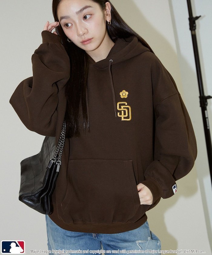 【フリークスストア/FREAK'S STORE】のMLB×MARY QUANT EMBROIDERY SWEAT HOODIE /マリークワント/デイジーロゴ裏起毛スウェットパーカー 25AW インテリア・キッズ・メンズ・レディースファッション・服の通販 founy(ファニー) 　ファッション　Fashion　メンズファッション　Fashion for Men　コレクション　Collection, Seasonal Line　シンプル　Simple, Minimal　スウェット / スエット　Sweatshirt, Sweatwear　スペシャル　Special, Limited Edition　バランス　Balance, Style Balance　フロント　Front, Front Design　ポケット　Pocket, Pocket Detail　ミニスカート　Mini Skirt, Short Skirt　リアル　Real, Realistic　ロング　Long, Long-Length　ロンドン　London Style, British Inspired　A/W・秋冬　Autumn/Winter　冬　Winter / This Winter　2025年　2025　2025-2026秋冬・A/W　Autumn/Winter 2025–26 AW25–26　ブラウン|ID: prp329100004851658 ipo3291000000035918735