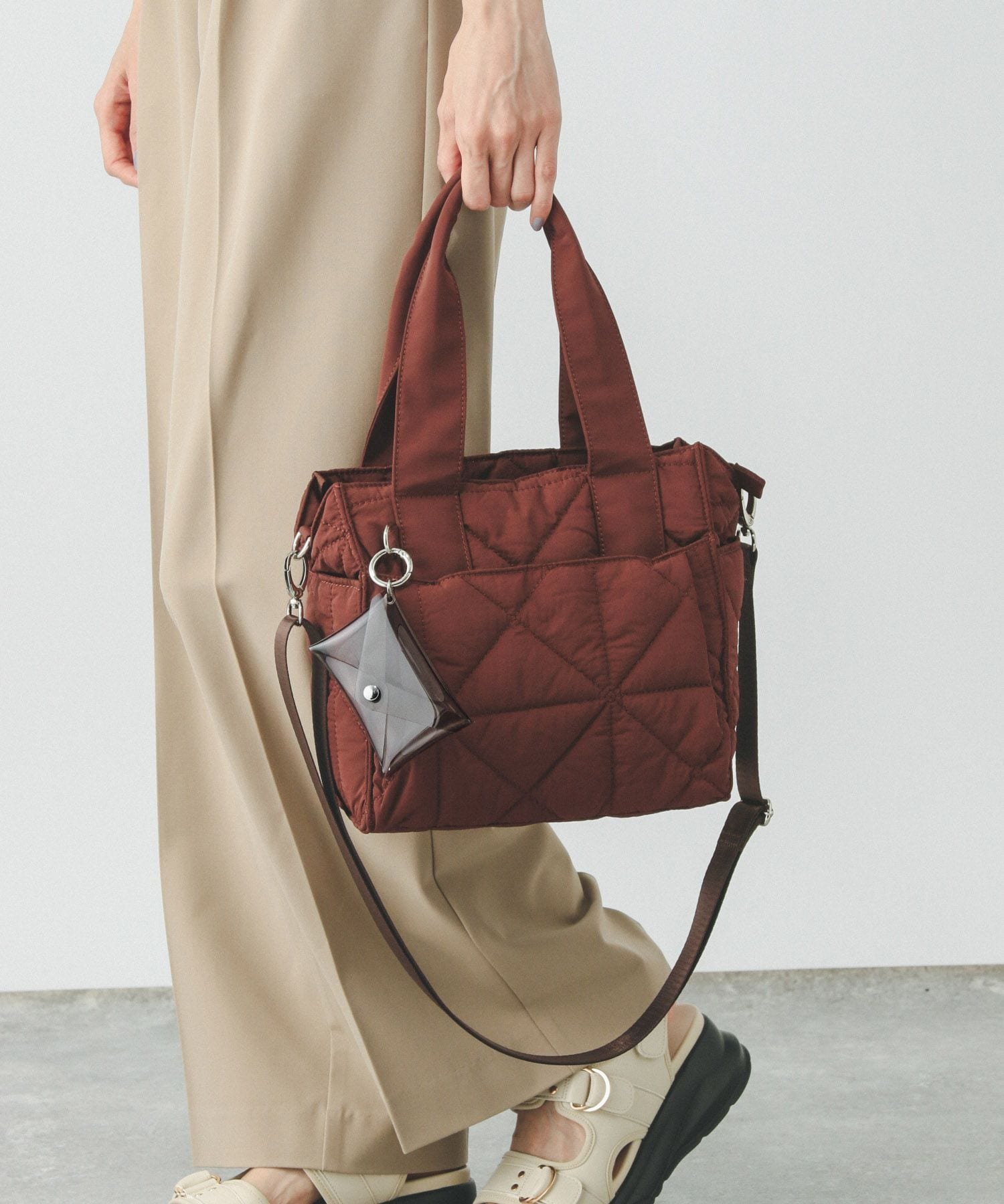 【グローバルワーク/GLOBAL WORK】の推しごとキルティング2WAYトート/286268 インテリア・キッズ・メンズ・レディースファッション・服の通販 founy(ファニー) 　ファッション　Fashion　レディースファッション　Fashion for Women　バッグ　Bags　キルティング　Quilted, Quilting　ショルダー　Shoulder, Shoulder Strap　チャーム　Charm, Pendant　ポケット　Pocket, Pocket Detail　リップ　Lip, Lip Motif　軽量　Lightweight, Ultra Light　ビジネス 仕事 通勤　Business / Work / Commuting　レッド38|ID: prp329100004851767 ipo3291000000035603434