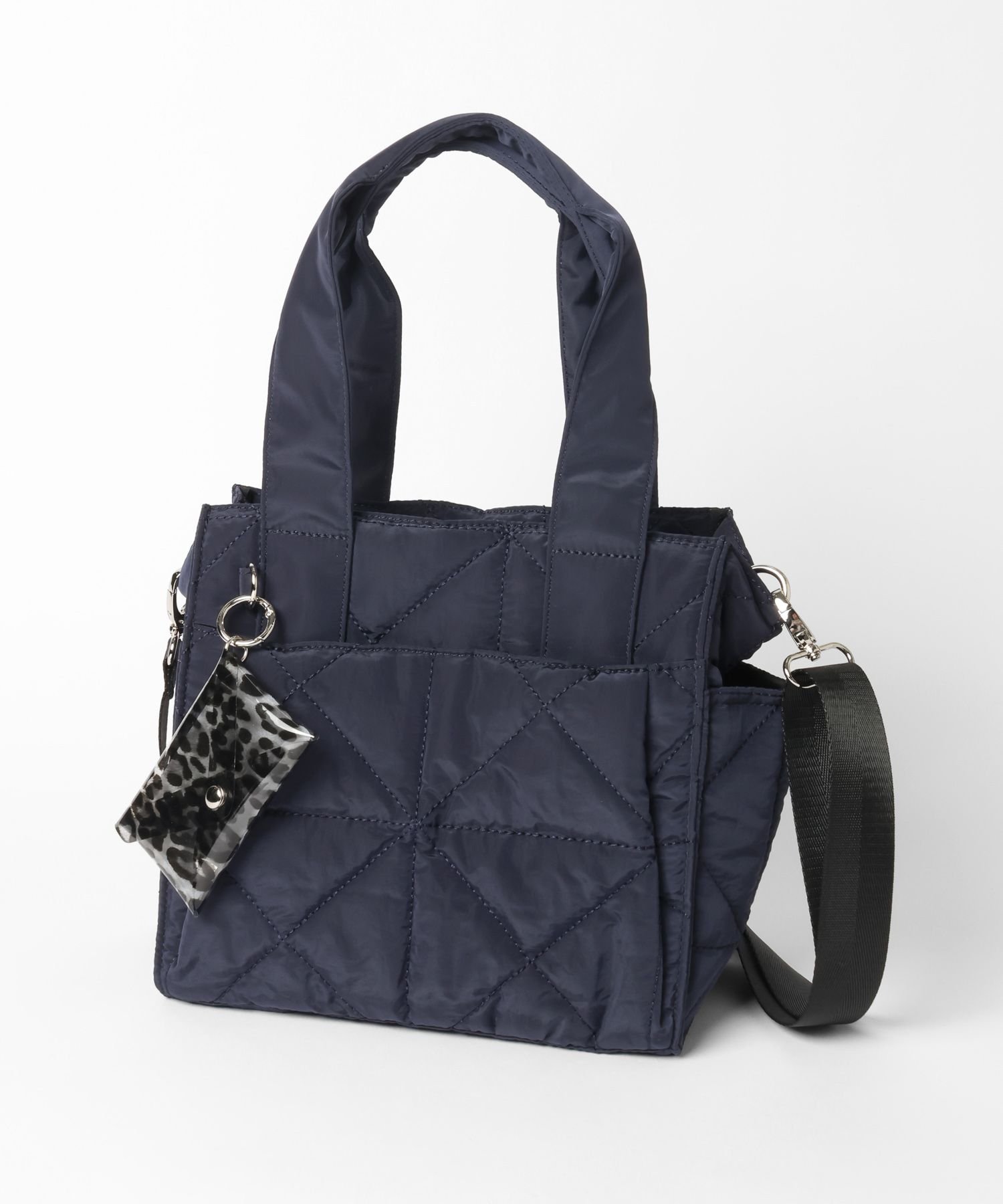 【グローバルワーク/GLOBAL WORK】の推しごとキルティング2WAYトート/286268 インテリア・キッズ・メンズ・レディースファッション・服の通販 founy(ファニー) 　ファッション　Fashion　レディースファッション　Fashion for Women　バッグ　Bags　キルティング　Quilted, Quilting　ショルダー　Shoulder, Shoulder Strap　チャーム　Charm, Pendant　ポケット　Pocket, Pocket Detail　リップ　Lip, Lip Motif　軽量　Lightweight, Ultra Light　ビジネス 仕事 通勤　Business / Work / Commuting　ネイビー艶89|ID: prp329100004851767 ipo3291000000035603446