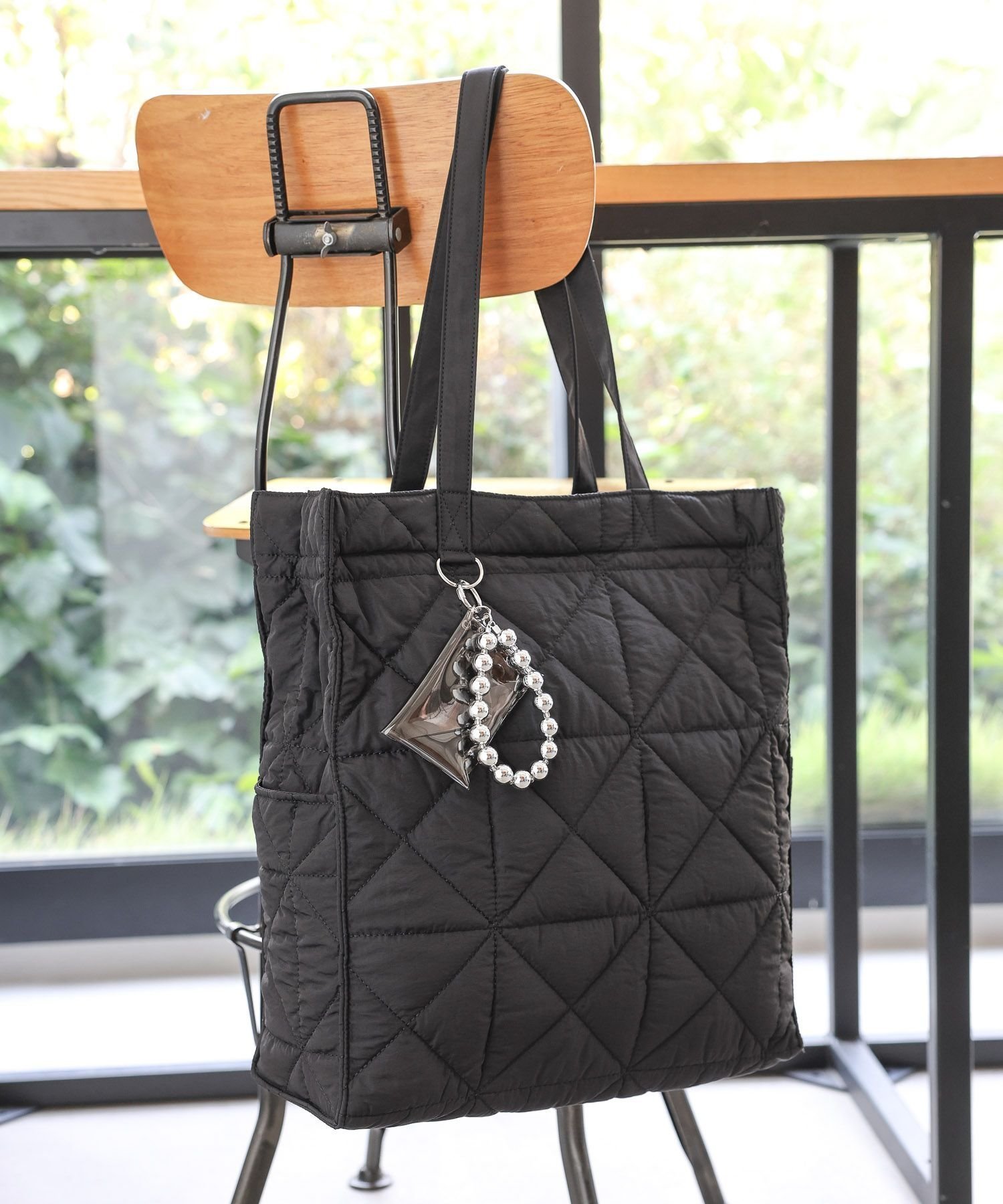 【グローバルワーク/GLOBAL WORK】の推しごとキルティングトート/145465 インテリア・キッズ・メンズ・レディースファッション・服の通販 founy(ファニー) 　ファッション　Fashion　レディースファッション　Fashion for Women　バッグ　Bags　アクセサリー　Fashion Accessories　キルティング　Quilted, Quilting　チャーム　Charm, Pendant　ポーチ　Pouch, Small Case　リップ　Lip, Lip Motif　軽量　Lightweight, Ultra Light　ビジネス 仕事 通勤　Business / Work / Commuting　ブラック09|ID: prp329100004852167 ipo3291000000036074970