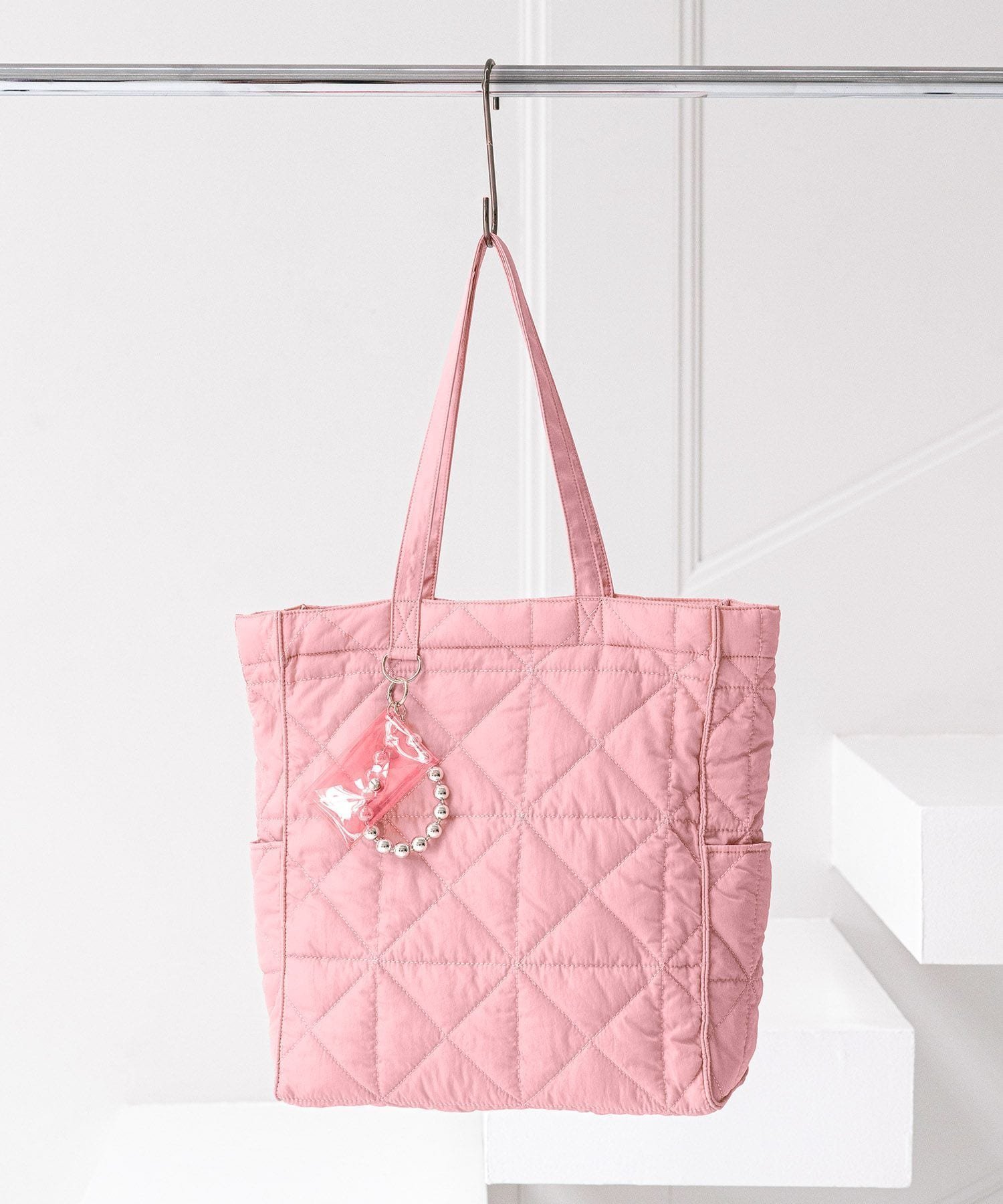 【グローバルワーク/GLOBAL WORK】の推しごとキルティングトート/145465 インテリア・キッズ・メンズ・レディースファッション・服の通販 founy(ファニー) 　ファッション　Fashion　レディースファッション　Fashion for Women　バッグ　Bags　アクセサリー　Fashion Accessories　キルティング　Quilted, Quilting　チャーム　Charm, Pendant　ポーチ　Pouch, Small Case　リップ　Lip, Lip Motif　軽量　Lightweight, Ultra Light　ビジネス 仕事 通勤　Business / Work / Commuting　ピンク25|ID: prp329100004852167 ipo3291000000036074976