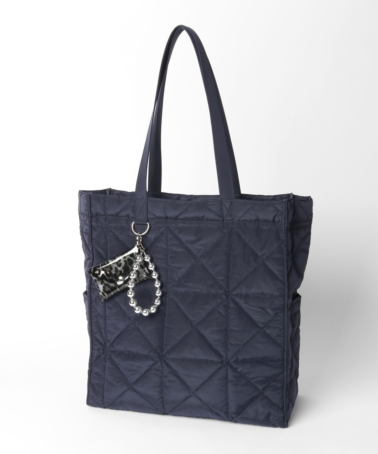 【グローバルワーク/GLOBAL WORK】の推しごとキルティングトート/145465 インテリア・キッズ・メンズ・レディースファッション・服の通販 founy(ファニー) 　ファッション　Fashion　レディースファッション　Fashion for Women　バッグ　Bags　アクセサリー　Fashion Accessories　キルティング　Quilted, Quilting　チャーム　Charm, Pendant　ポーチ　Pouch, Small Case　リップ　Lip, Lip Motif　軽量　Lightweight, Ultra Light　ビジネス 仕事 通勤　Business / Work / Commuting　ネイビー艶89|ID: prp329100004852167 ipo3291000000036074992