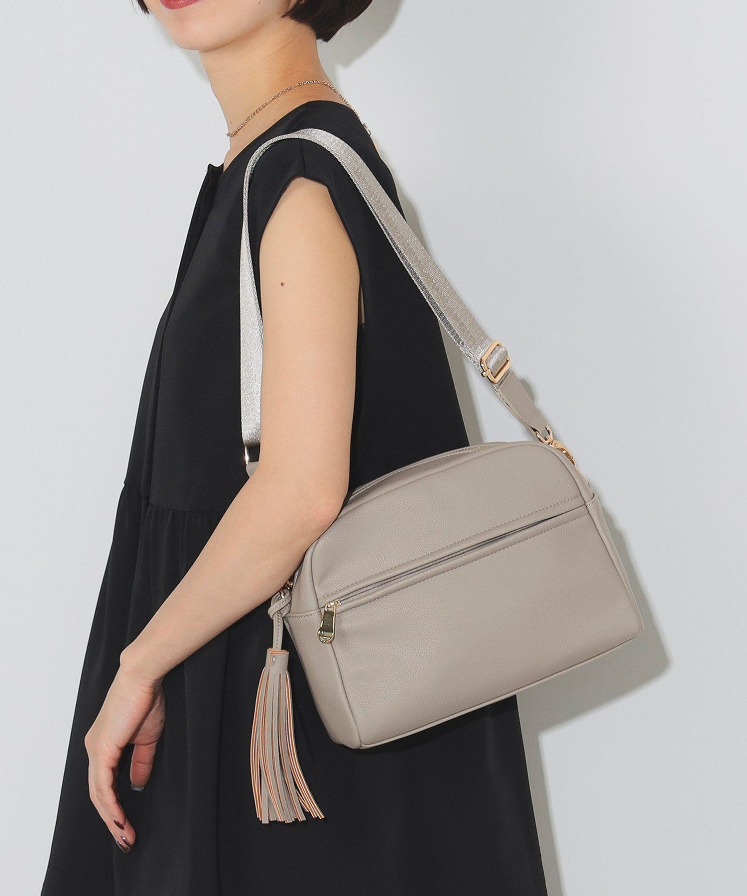 【ビームス ハート/BEAMS HEART】のフリンジ ショルダーバッグ 26SS レディース オンオフ兼用 ポケット付き 合皮 ギフト セレモニー インテリア・キッズ・メンズ・レディースファッション・服の通販 founy(ファニー) 　ファッション　Fashion　レディースファッション　Fashion for Women　ジップ　Zip, Zipper　フリンジ　Fringe, Tassel　フロント　Front, Front Design　ポケット　Pocket, Pocket Detail　おすすめ　Recommended / Our Picks　セレモニー　Ceremony　ギフト プレゼント　Gift / Present　入学式　Entrance Ceremony　卒業式　Graduation Ceremony　結婚式　Wedding　披露宴　Wedding Reception　2026年　2026　BEIGE|ID: prp329100004852270 ipo3291000000036075249