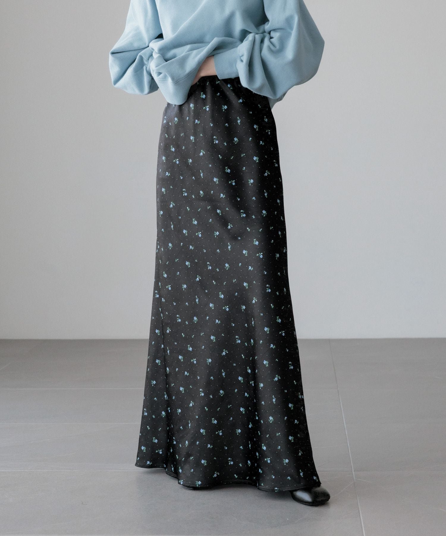 【ローリーズファーム/LOWRYS FARM】のストレッチサテンスカート インテリア・キッズ・メンズ・レディースファッション・服の通販 founy(ファニー) 　ファッション　Fashion　レディースファッション　Fashion for Women　スカート　Skirts　カットソー　Cut and Sewn Top　サテン　Satin, Glossy Fabric　バイアス　Bias, Diagonal Cut　バランス　Balance, Style Balance　フィット　Fit, Slim Fit　フレア　Flare, Flared　エレガント 上品　Elegant　ブラック花80|ID: prp329100004853161 ipo3291000000036219795