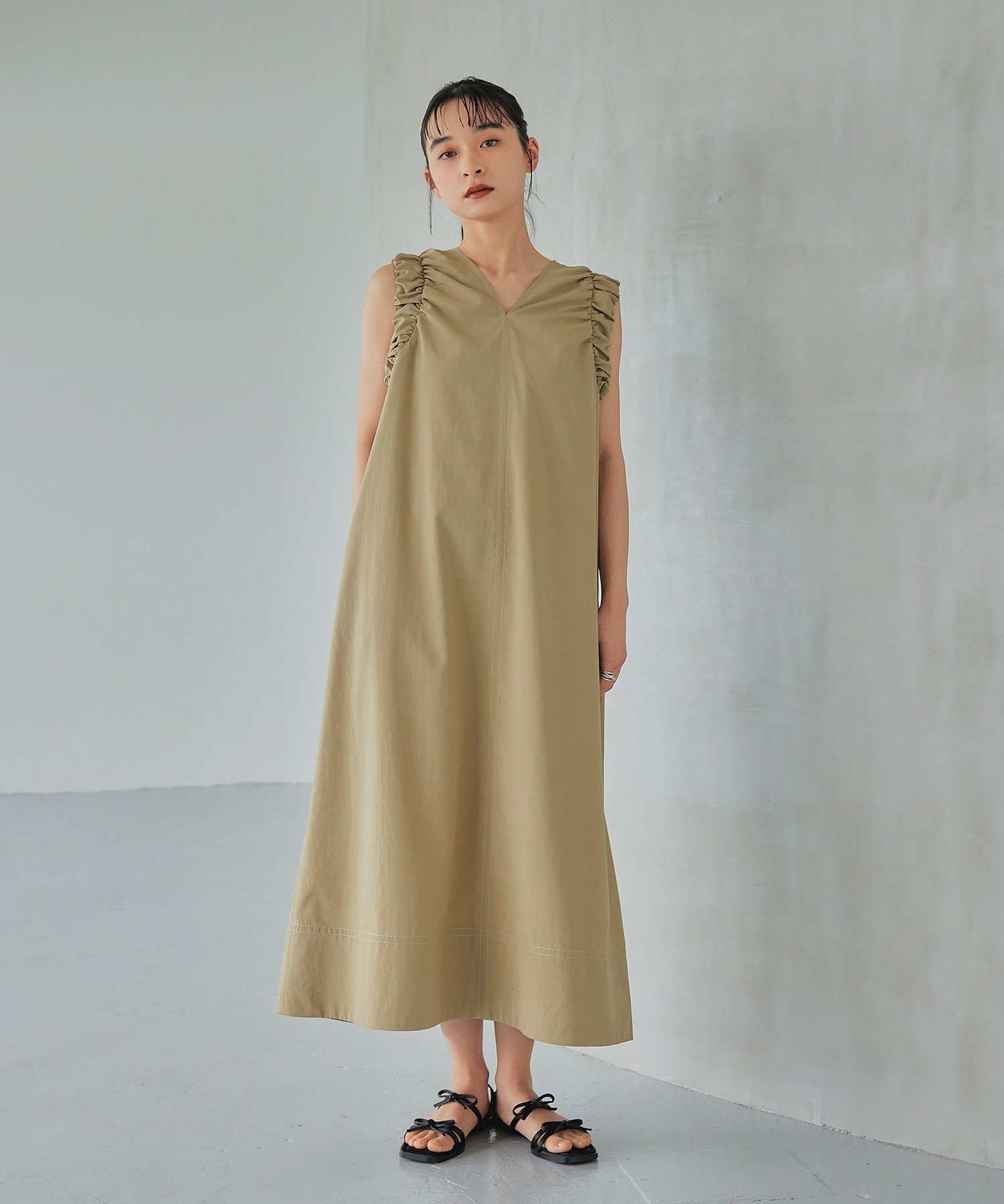 【ユナイテッドアローズ/UNITED ARROWS】のEMMEL REFINES EM ステッチギャザー ノースリーブ 2WAY ワンピース インテリア・キッズ・メンズ・レディースファッション・服の通販 founy(ファニー) 　ファッション　Fashion　レディースファッション　Fashion for Women　ワンピース　Dresses　春　Spring　ギャザー　Gathered, Ruffled　サンダル　Sandals, Summer Shoes　ストラップサンダル　Strappy Sandals, Strap Sandals　タフタ　Taffeta, Structured Fabric　デコルテ　Décolleté, Neckline　トレンド　Trend, Trending Now　ノースリーブ　Sleeveless, No-Sleeve　ピーチ　Peach, Soft Touch　フィット　Fit, Slim Fit　フェミニン　Feminine, Girly　フレア　Flare, Flared　アウトレット　Outlet / Clearance　おすすめ　Recommended / Our Picks　夏　Summer　2025年　2025　2025春夏・S/S　Spring/Summer 2025 SS25　BEIGE|ID: prp329100004853516 ipo3291000000035650608