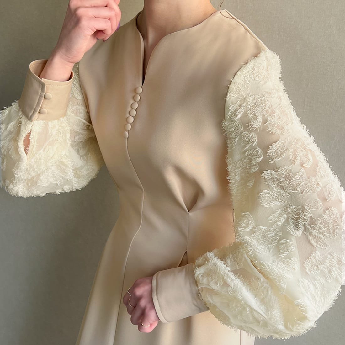 【ジュノア/JUNOAH】のシャギースリーブウエストタックワンピース インテリア・キッズ・メンズ・レディースファッション・服の通販 founy(ファニー) 　ファッション　Fashion　レディースファッション　Fashion for Women　ワンピース　Dresses　ライトベージュ|ID: prp329100004853526 ipo3291000000035803531