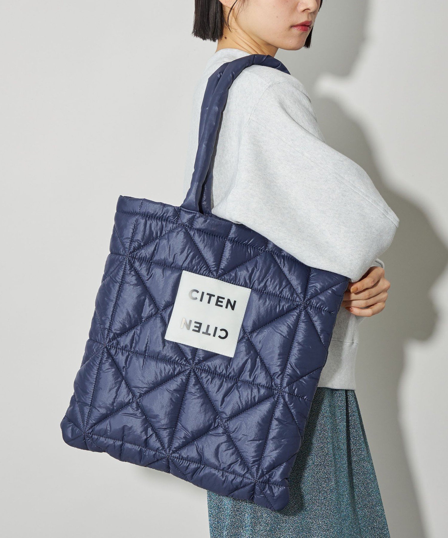 【シテン/CITEN】のCITEN CITEN パデッド トートバッグ インテリア・キッズ・メンズ・レディースファッション・服の通販 founy(ファニー) 　ファッション　Fashion　レディースファッション　Fashion for Women　バッグ　Bags　キルティング　Quilted, Quilting　トライアングル　Triangle, Triangular Shape　フィット　Fit, Slim Fit　ポケット　Pocket, Pocket Detail　モコモコ　Fuzzy, Fluffy　A/W・秋冬　Autumn/Winter　おすすめ　Recommended / Our Picks　NAVY|ID: prp329100004854041 ipo3291000000036075358