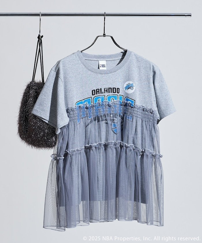 【フリークスストア/FREAK'S STORE】のNBA プリント チュールフリル ドッキングTシャツ 25AW インテリア・キッズ・メンズ・レディースファッション・服の通販 founy(ファニー) 　ファッション　Fashion　レディースファッション　Fashion for Women　トップス・カットソー　Cut & Sew Tops　シャツ・ブラウス・オフィスカジュアル　Elegant Blouses & Button-Ups　ロングTシャツ・Tシャツ　Longline T-Shirts & Tees　2025年　2025　2025-2026秋冬・A/W　Autumn/Winter 2025–26 AW25–26　冬　Winter / This Winter　チュール　Tulip, Tulip Motif　トレンド　Trend, Trending Now　ドッキング　Docking, Mixed Material　プリント　Print, Printed Pattern　リメイク　Remake, Reconstructed　A/W・秋冬　Autumn/Winter　ライトグレー|ID: prp329100004854344 ipo3291000000035706747