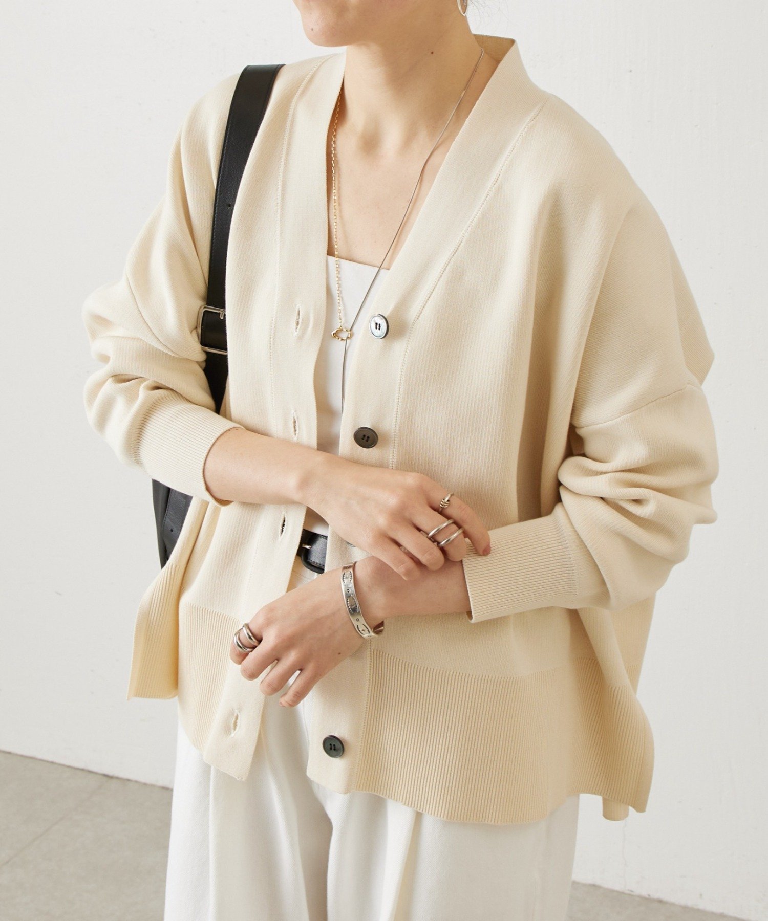 【ビアズリー/BEARDSLEY】の刺繍入りビッグカーディガン インテリア・キッズ・メンズ・レディースファッション・服の通販 founy(ファニー) 　ファッション　Fashion　レディースファッション　Fashion for Women　トップス・カットソー　Cut & Sew Tops　カーディガン・羽織り　Layered Style Cardigans　カーディガン　Cardigan, Knitwear　ビッグ　Big, Oversized　ビビッド　Vivid, Bright Tone　ポケット　Pocket, Pocket Detail　リラックス　Relax, Relaxed Fit　再入荷　Restock / Back in Stock　おすすめ　Recommended / Our Picks　エレガント 上品　Elegant　アイボリー|ID: prp329100004854831 ipo3291000000036269438